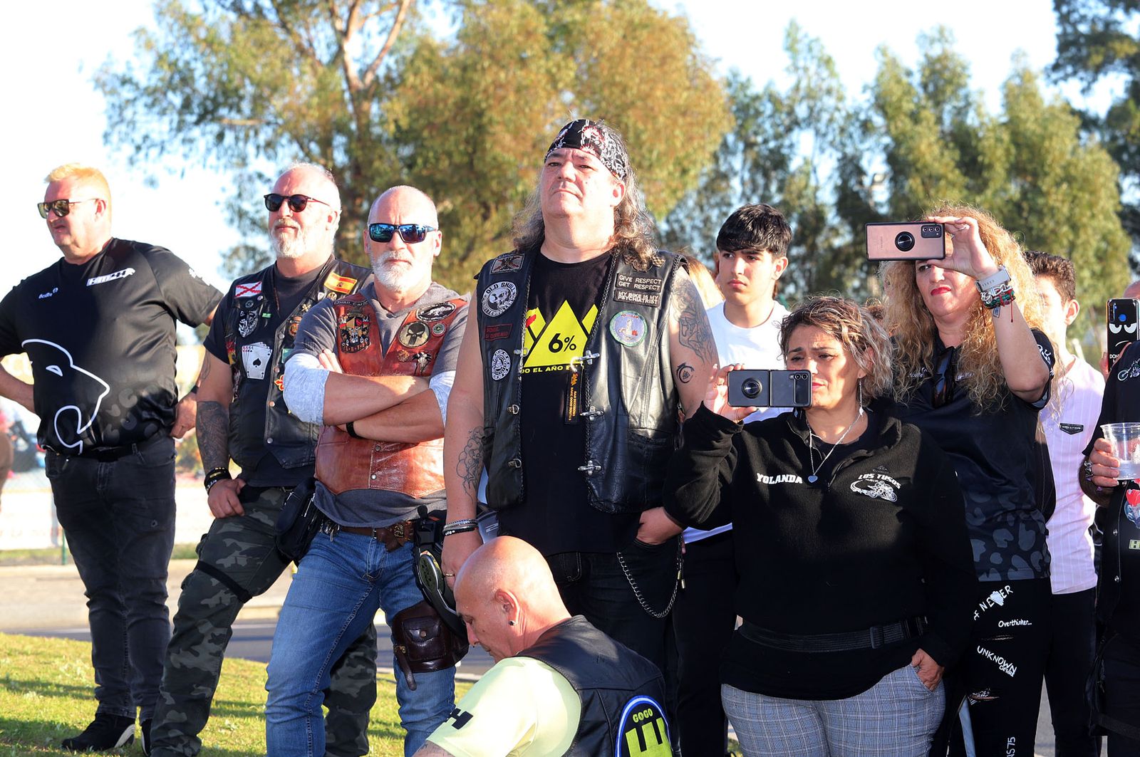Imágenes del monumento a Súper Hugo en la rotonda frente al Nuevo Colombino