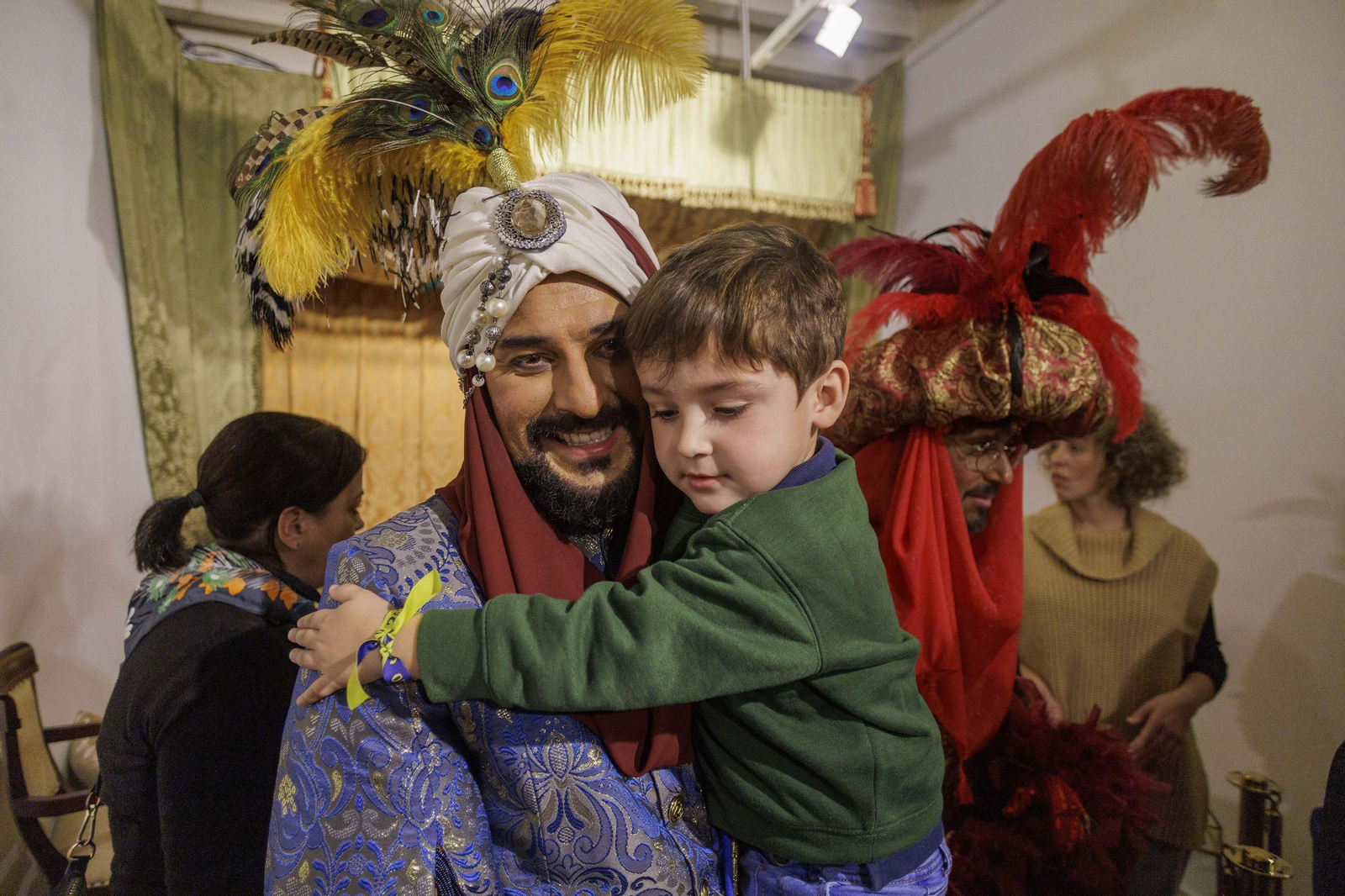 Imágenes de los Reyes Magos recorriendo Cádiz el 5 de enero: visitas al hospital, la residencia Fragela, la Fundación Casjasol y la Guardia Civil