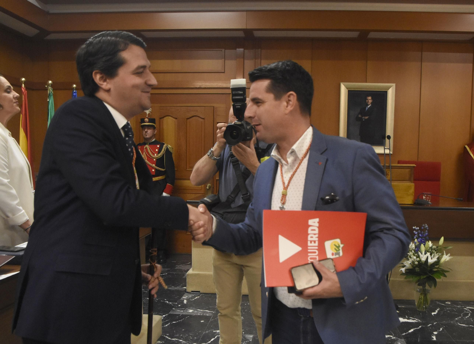El portavoz de IU, Pedro García, y el alcalde, José María Bellido.