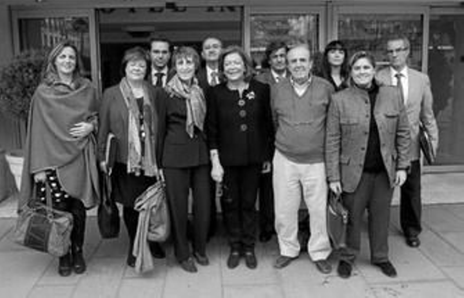 Amparo Rubiales posa junto con el resto de miembros de la fundación constituida ayer en Sevilla.