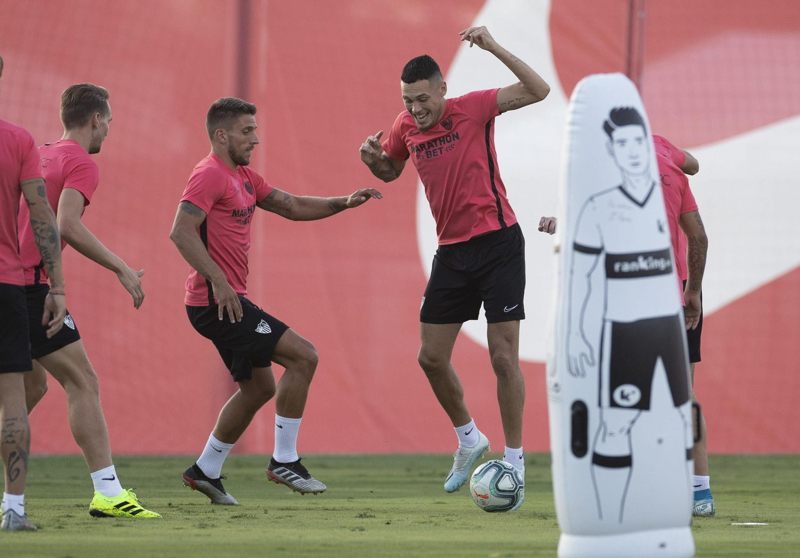 De Jong y Carriço, en un rondo con un sonriente Ocampos