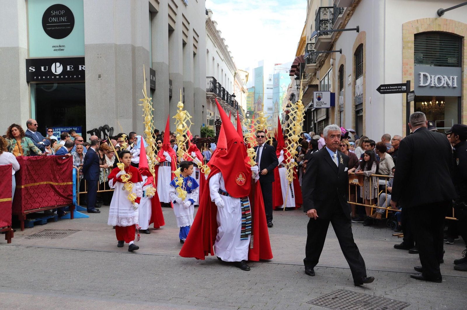 Imágenes del recorrido de la Borriquita  por las calles de Huelva