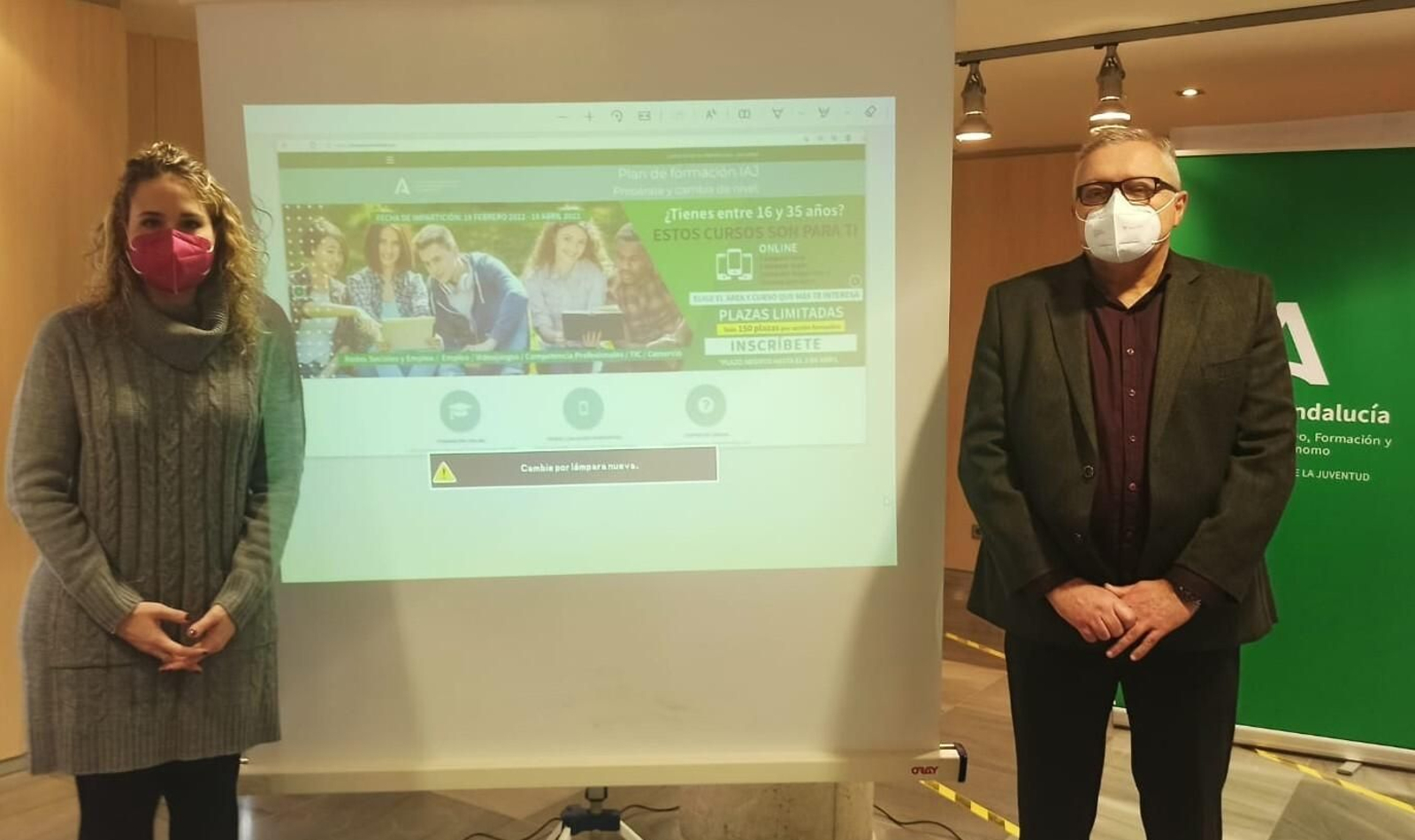 La coordinadora del IAJ, Rosa Maldonado, junto al delegado de Empleo, Emilio Ortiz, durante la presentación de la iniciativa