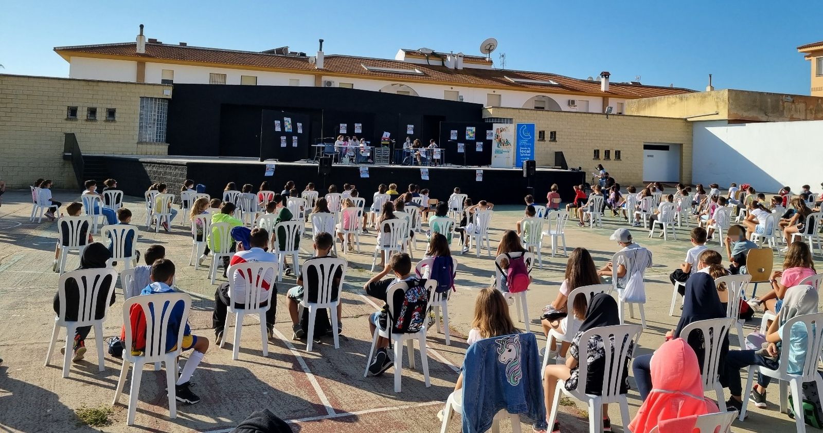 Escenificación contra el acoso escolar en la Caseta Municipal de Aljaraque.