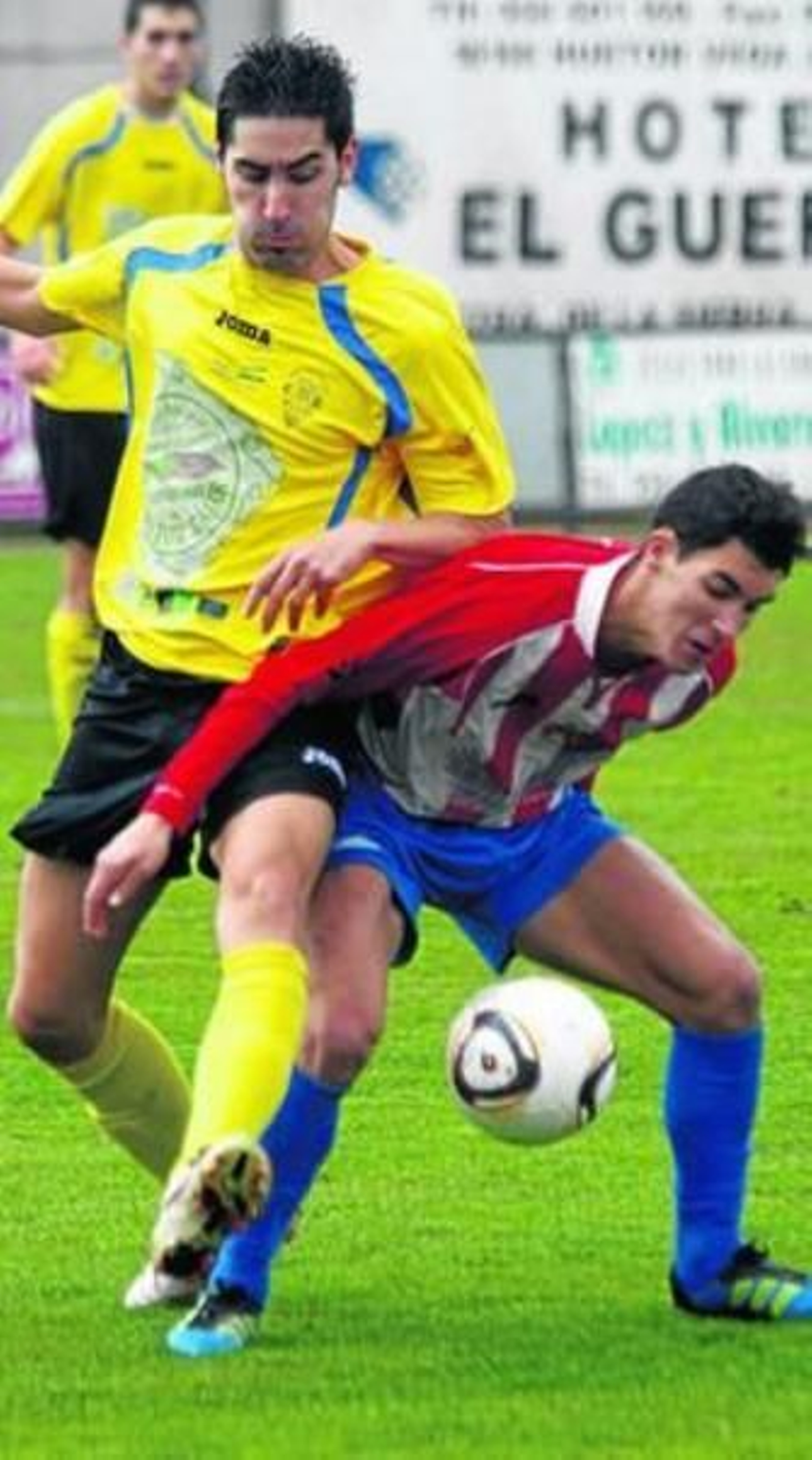 Seco (i) e Israel luchan por hacerse con el control del balón.