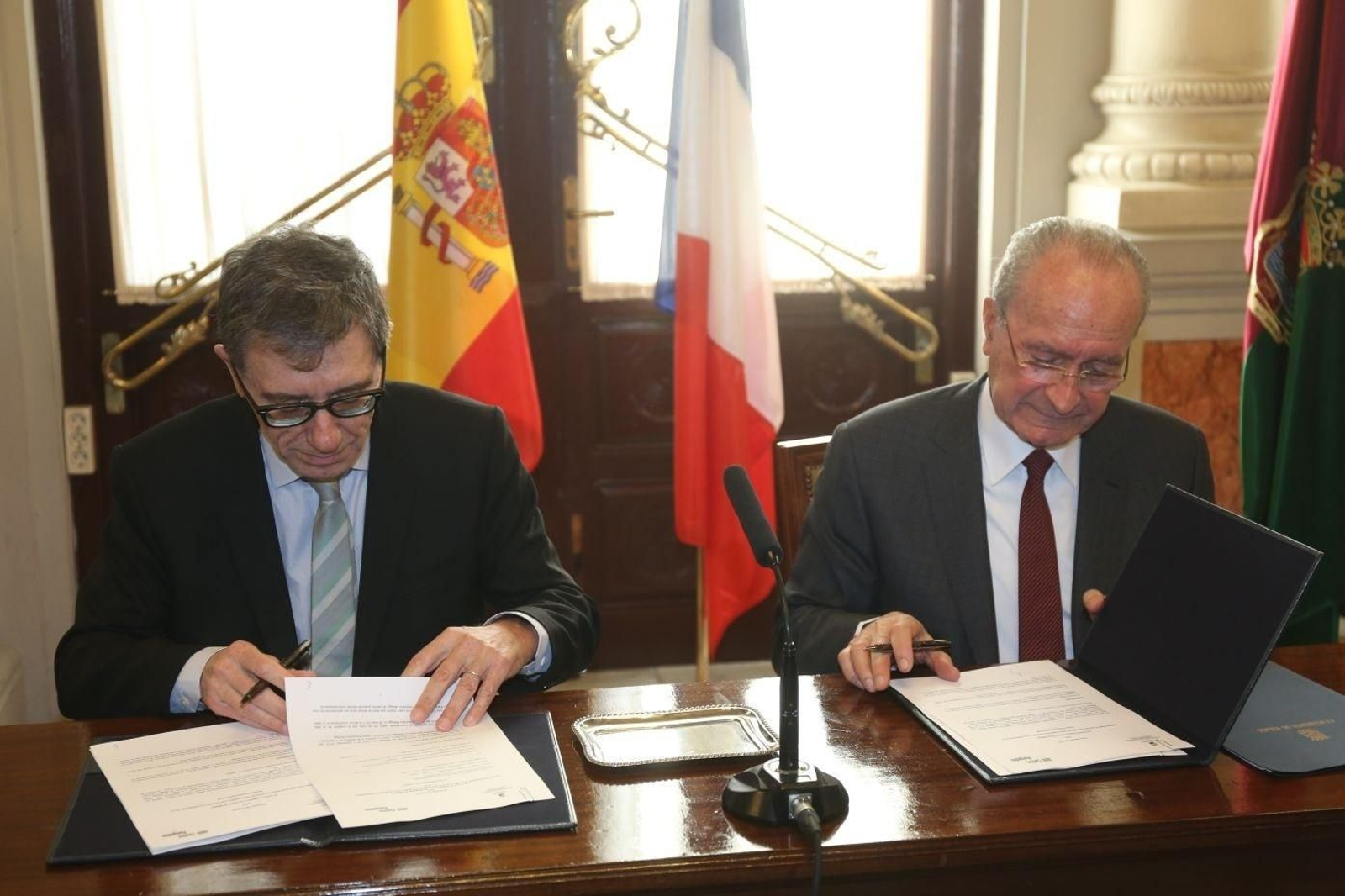 Serge Lasvignes y Francisco de la Torre firman el protocolo en el Ayuntamiento.