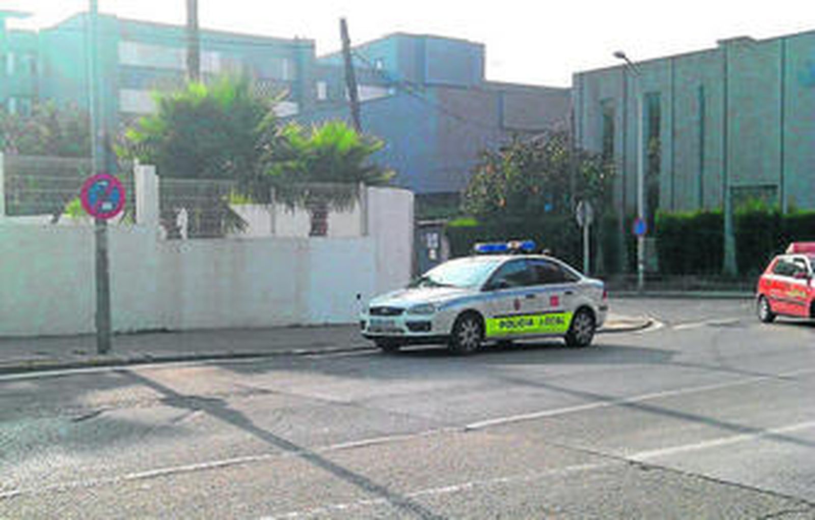 Imagen remitida ayer a este diario de un coche de la Policía Local mal aparcado al lado de la Politécnica.