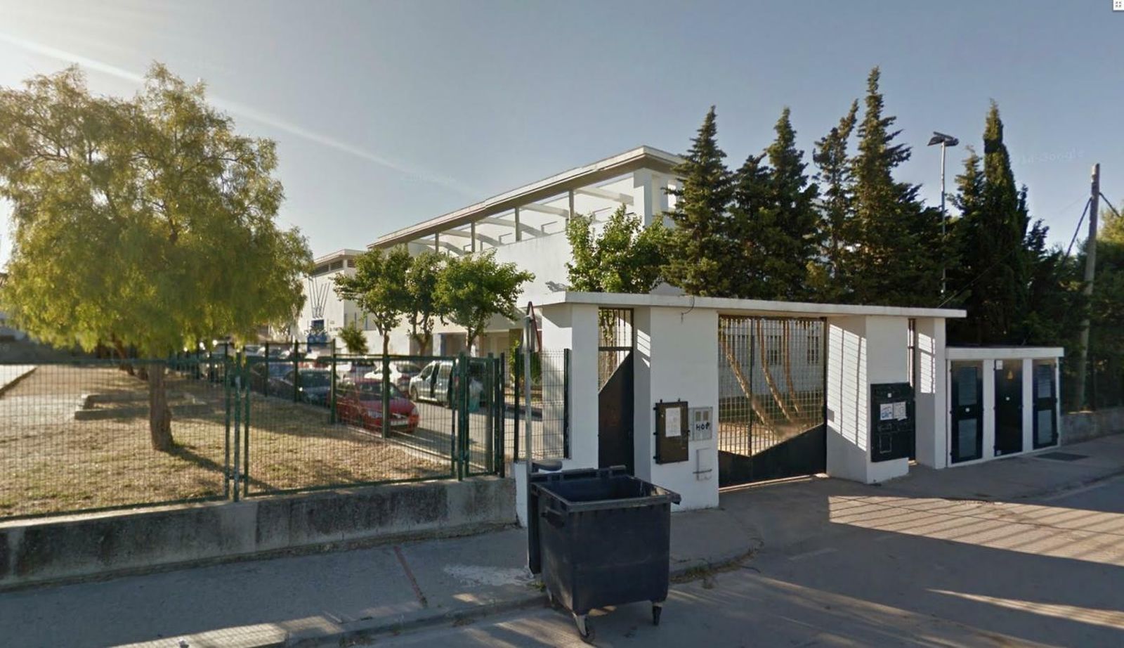 Vista de la entrada del centro educativo que será objeto de nuevas actuaciones.