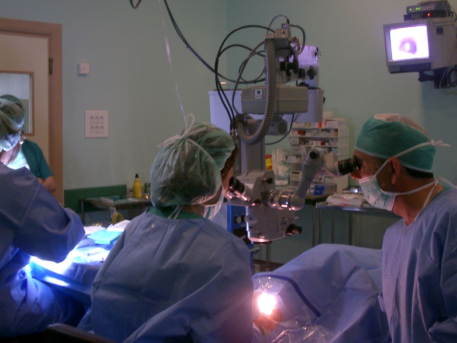 Cirujanos durante una intervención en quirófano.