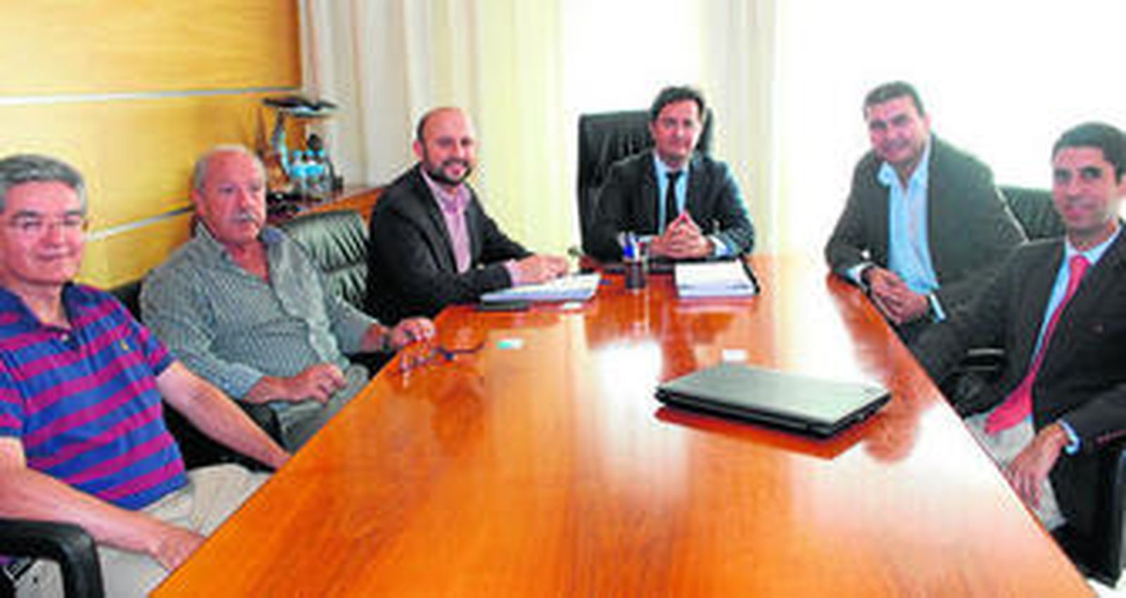 El alcalde se ha reunido con el gerente de Demplastic Reciclados, Miguel Ángel Juárez, y el director de proyecto de Plastic Energy, Agunstín Sánchez.