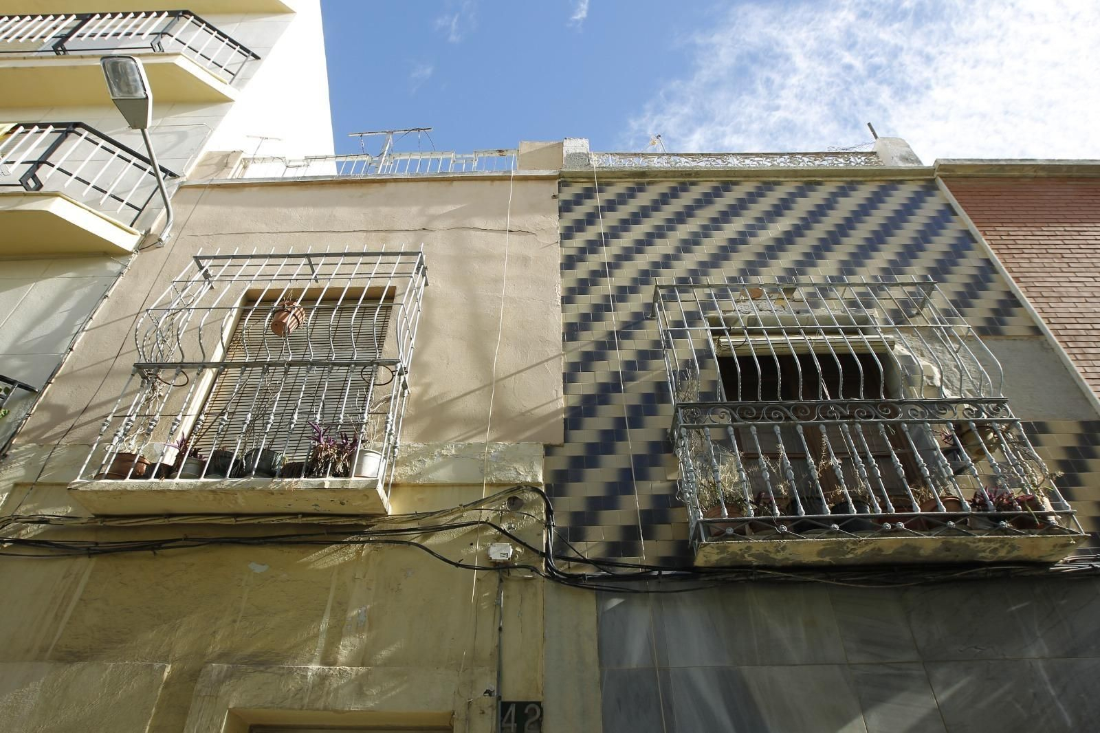 Cableado sobre fachada en el barrio de Plaza de Toros