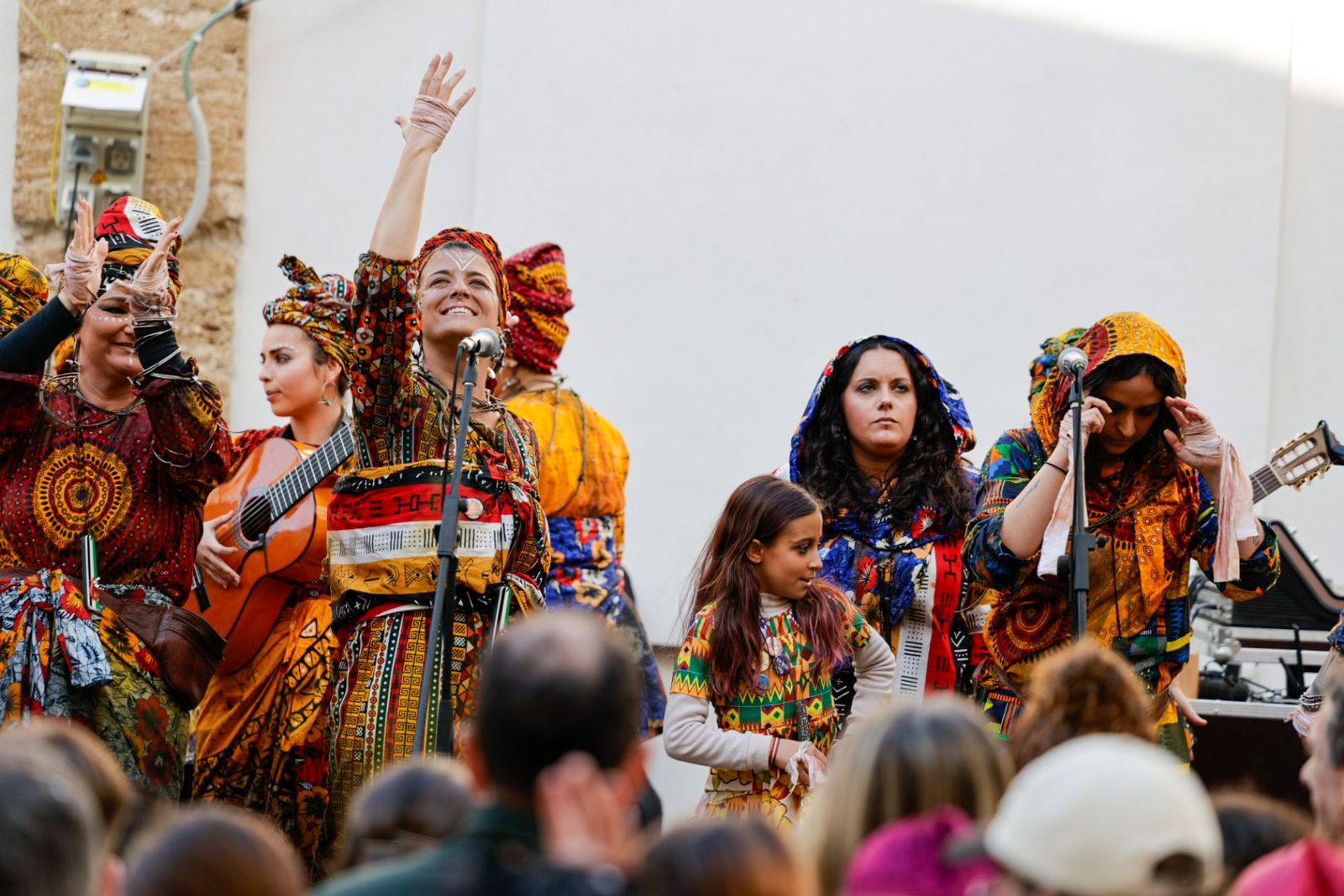 Así vive Cádiz su primer sábado de Carnaval: las imágenes de las batallas de copla y la fiesta en la calle