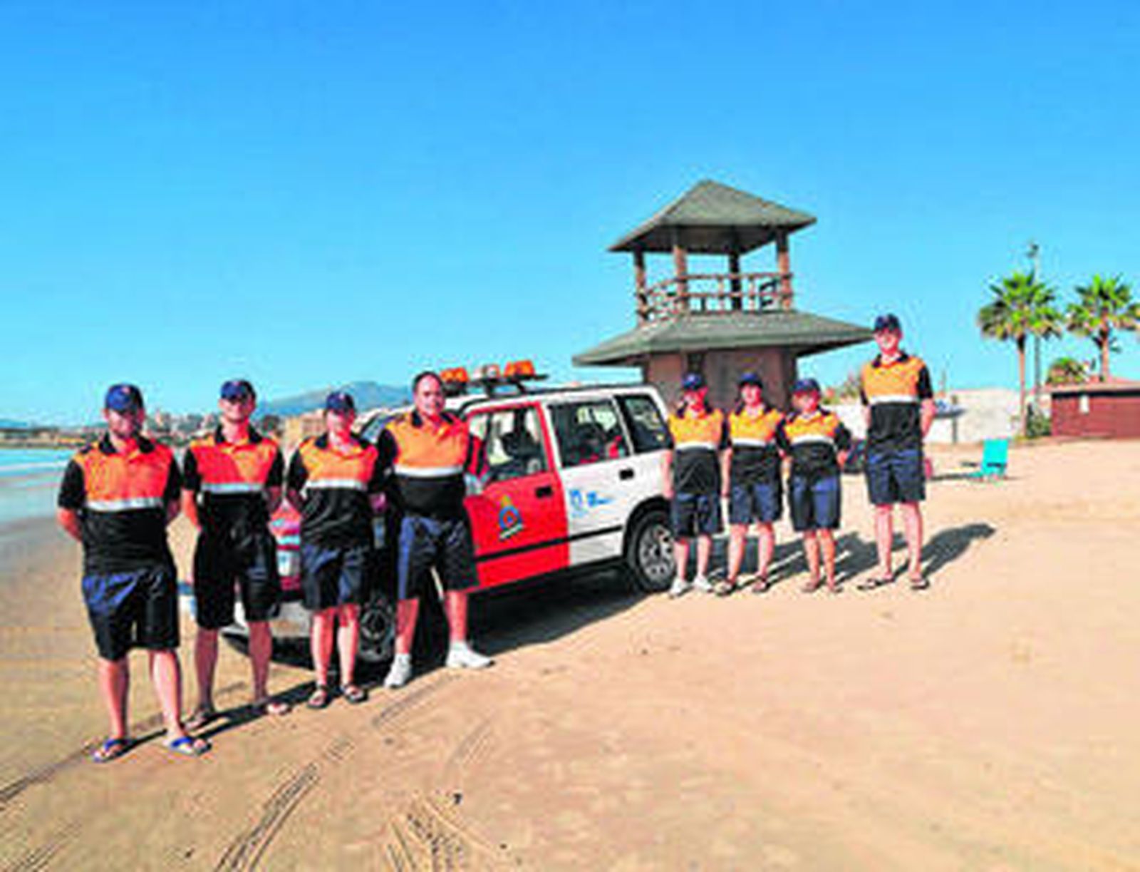 Los miembros de Protección Civil, con su nueva indumentaria.