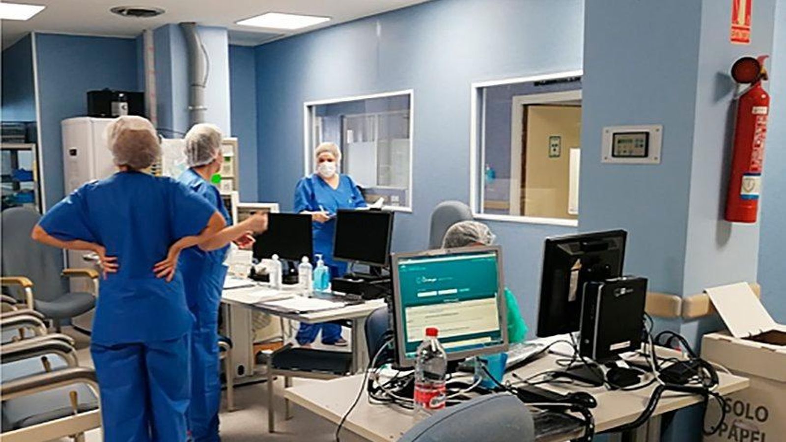 Un día de esta semana en el interior de la UCI, donde el personal desempeña su trabajo con profesionalidad y con seguridad, protegidos contra el coronavirus