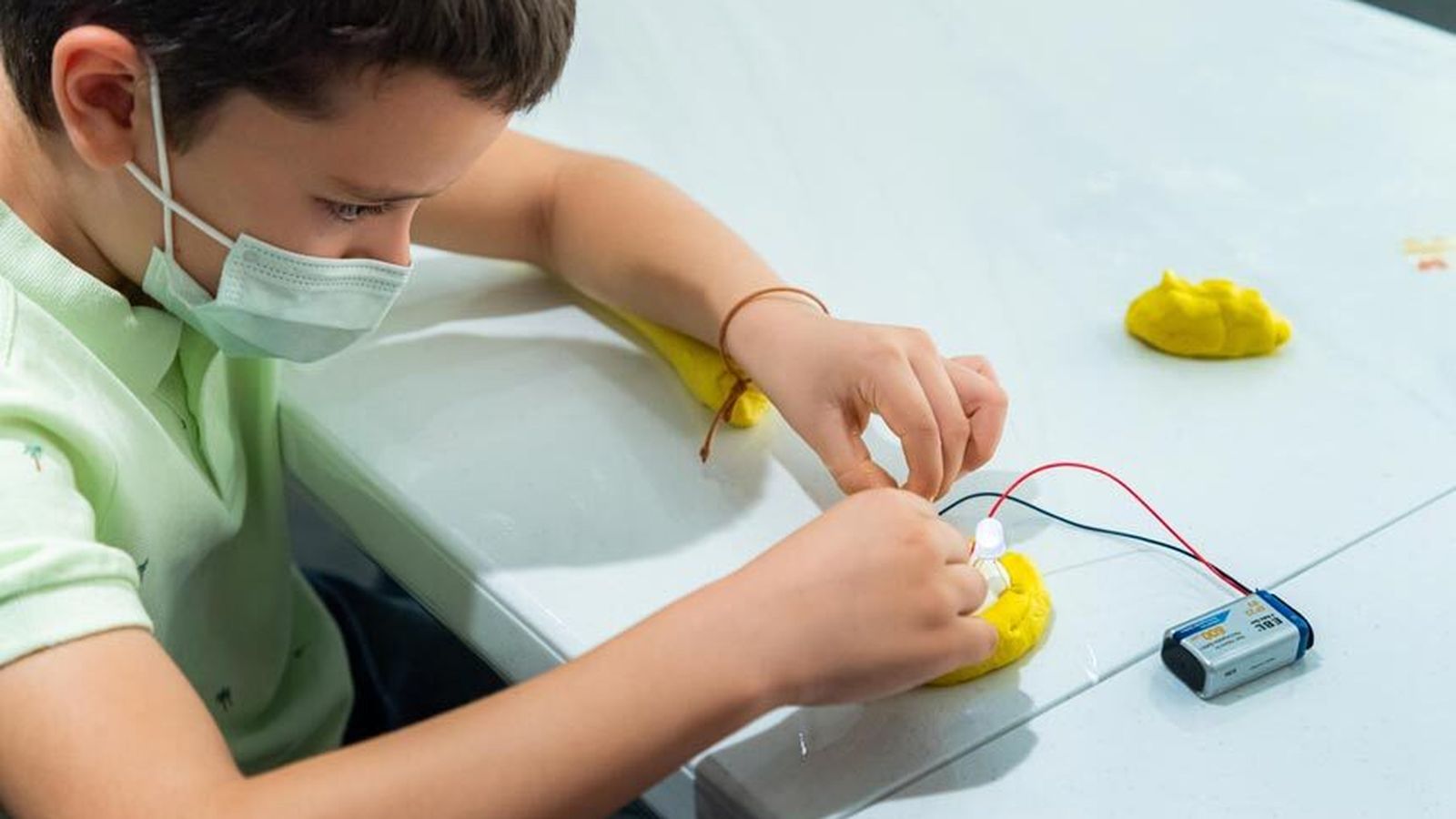 Taller 'Plastiformas luminosas' en Caixafórum.