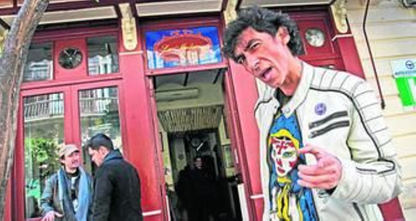 El artista flamenco posa para la cámara frente a las puertas del bar La Moderna, en Jerez.