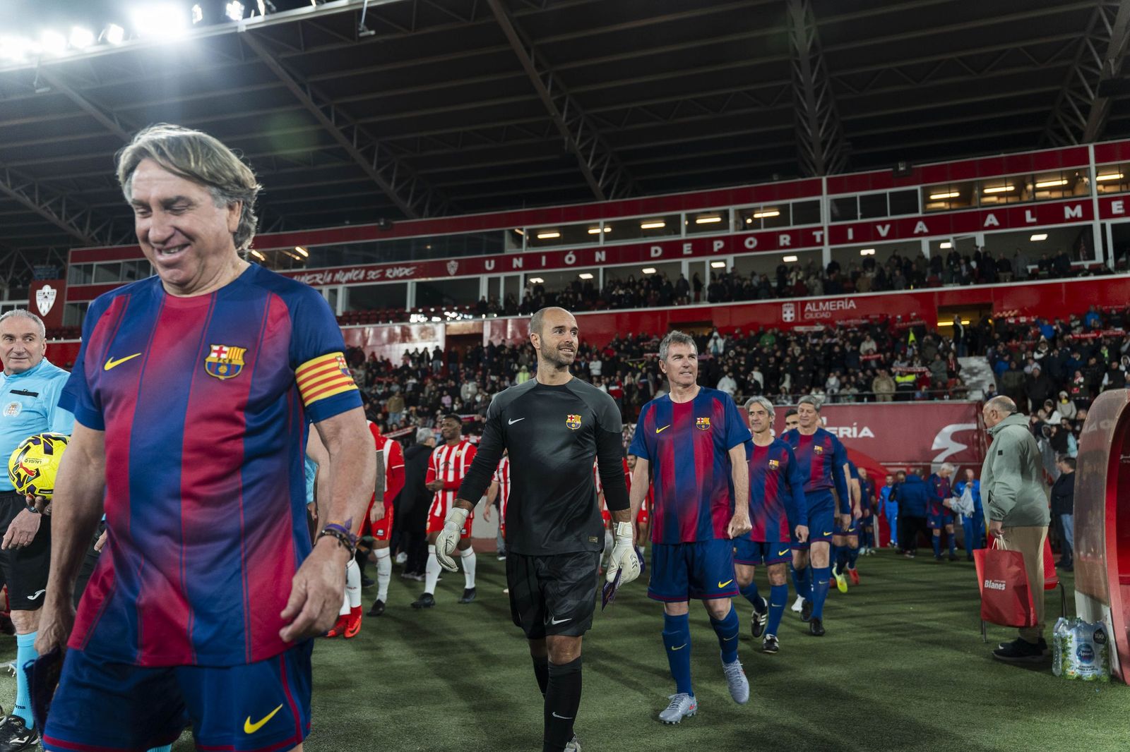 Fotogalería del partido homenaje a Guillermo Blanes entre los veteranos de la UD Almería y el FC Barcelona