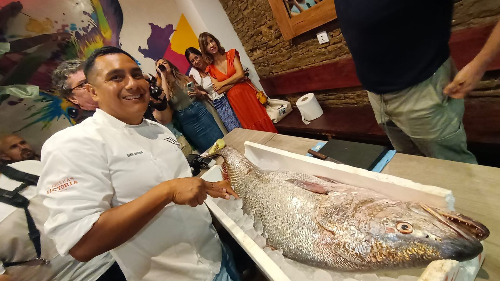 Dani Cárdenas con la espléndida corvina de 30 kilos.