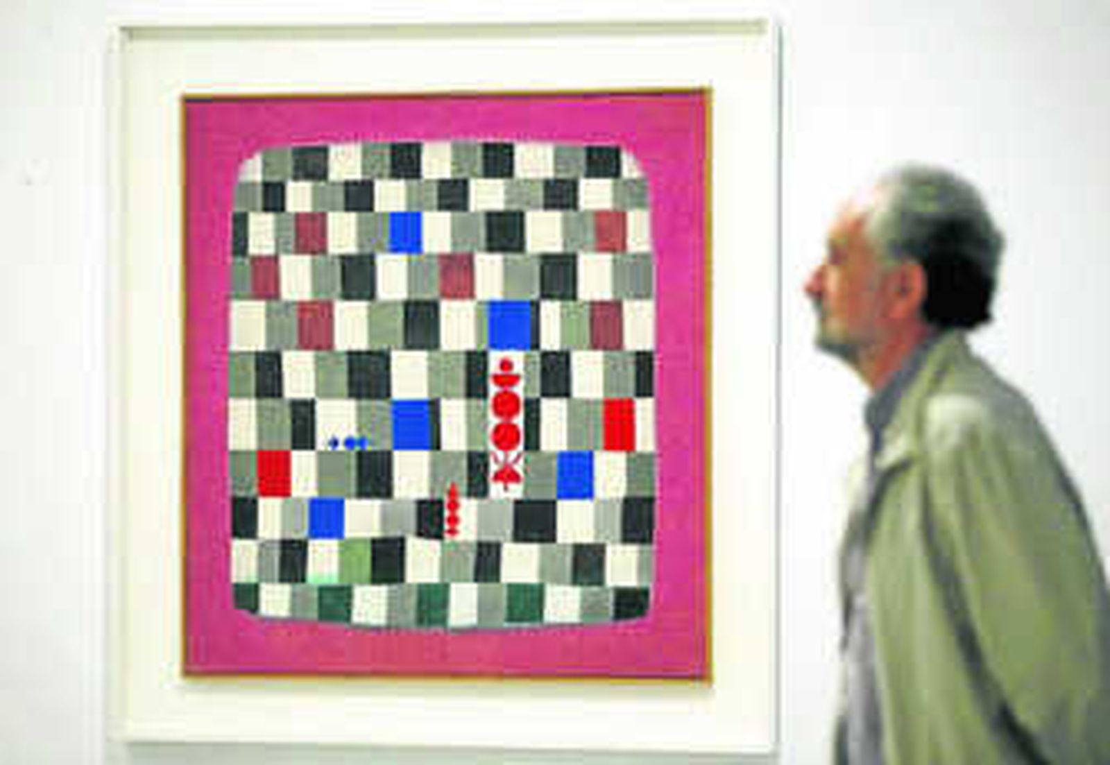 1. 'Gran tablero de ajedrez' (1937) de Paul Klee. Prestado por la Kunsthaus de Zúrich. 2. Duchamp y Eve Babitz juegan al ajedrez en el Museo de Pasadena ante el 'Gran Vidrio'. 3. 'La partida de ajedrez' (1910) de Duchamp, primera aproximación del artista al tema. El lienzo pertenece al Museo de Filadelfia.  4. 'Línea completa' (1923) de Kandinsky, obra cedida por el museo de Düsseldorf.