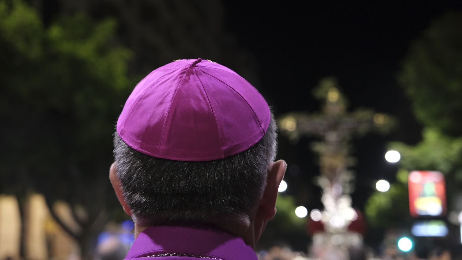 Procesión del Vía Crucis del Santo Cristo de la Escucha en Almería, en imágenes.