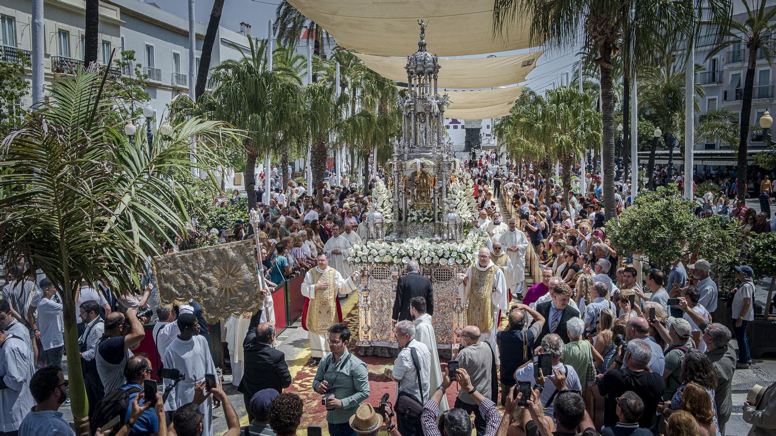 Manolo Bernal portando el lábaro delante de la Custodia el pasado domingo.