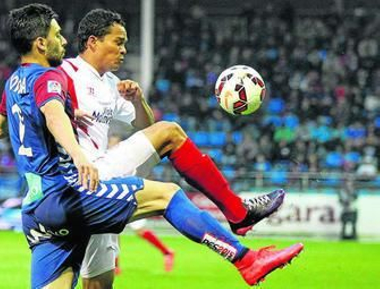 El colombiano Bacca, autor de dos goles y también del pase que originó el tercero de Reyes, controla un balón delante de Bóveda.