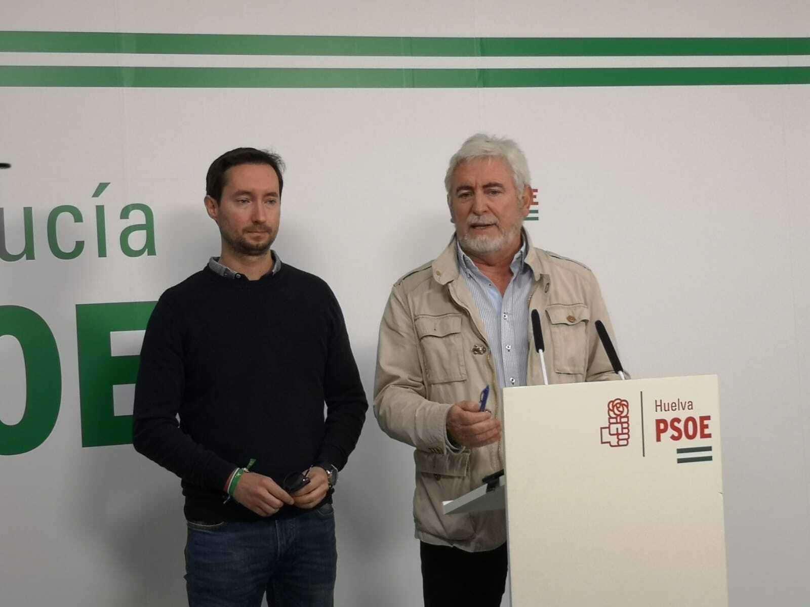 El portavoz socialista de Manzanilla, Cristóbal Carrillo, y el edil Ángel Ruiz.