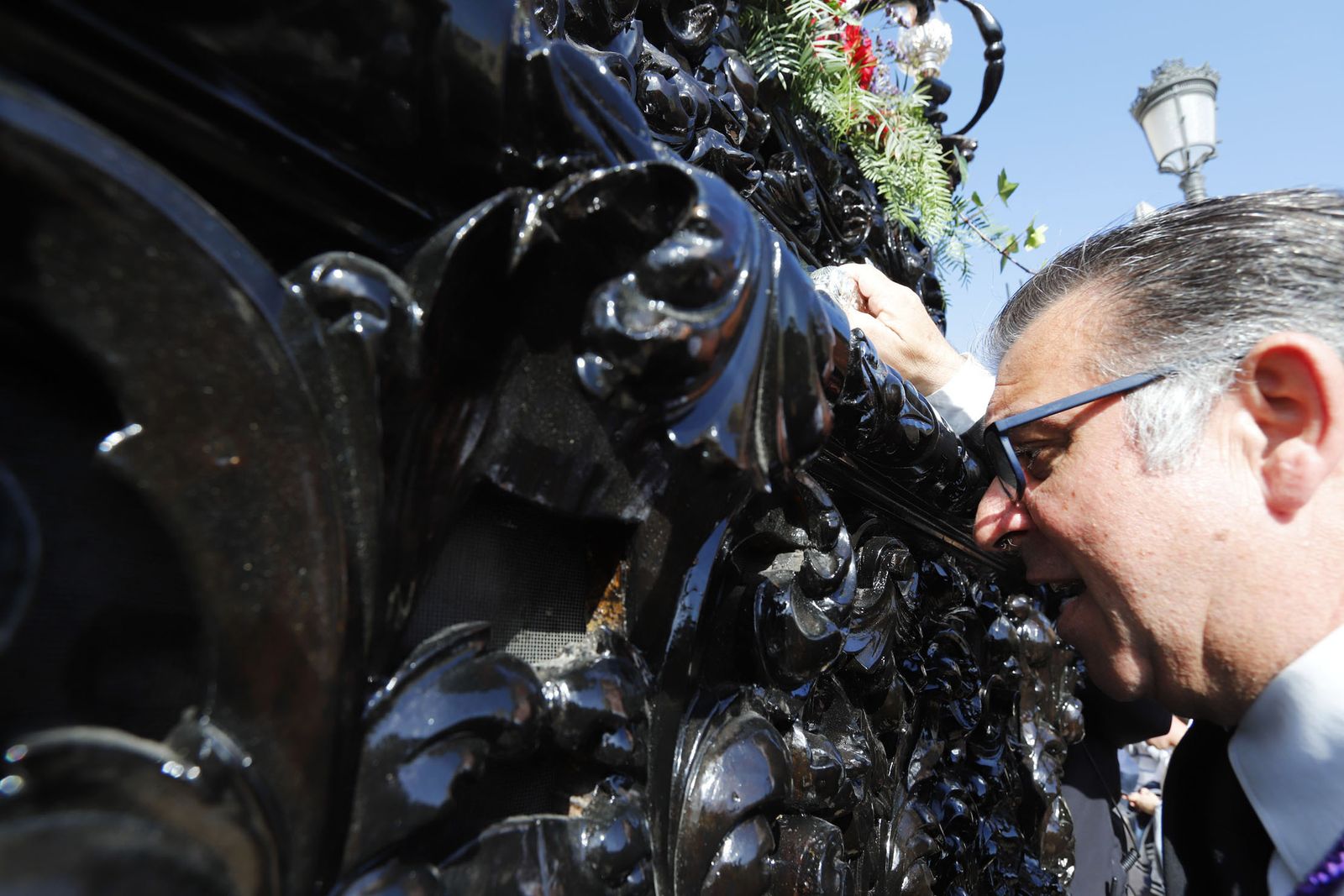La Hermandad del Descendimiento en su recorrido por las calles de Huelva el Viernes Santo