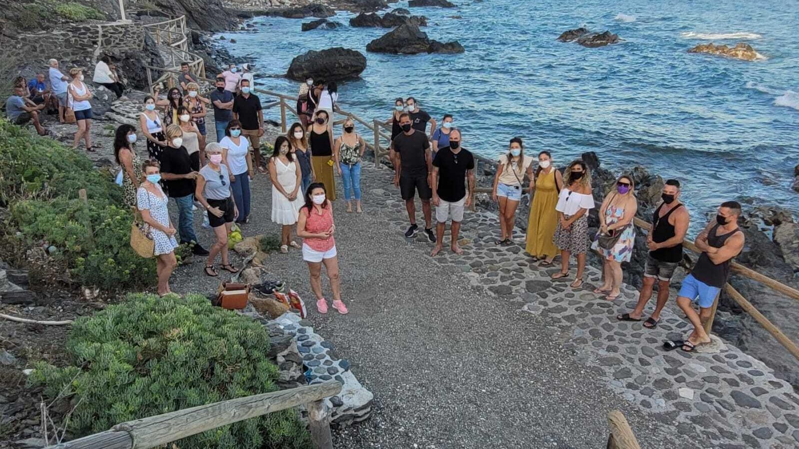 Familiares y amigos recuerdan a la víctima en un acto en Torremuelle, en Benalmádena