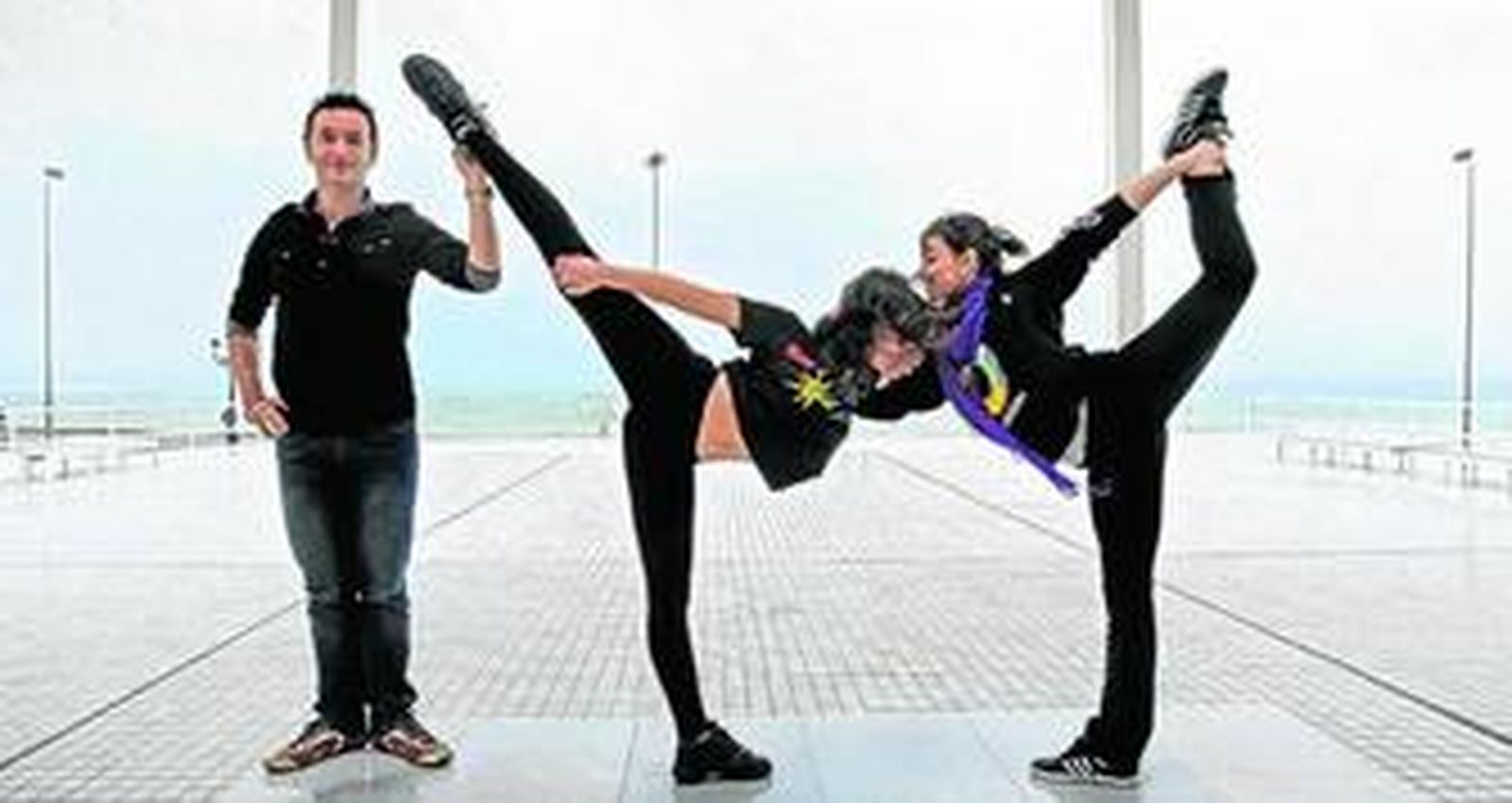 El director y coreógrafo Pablo Fornell junto a las jóvenes bailarinas Lucía Matute y Luna Rueda.