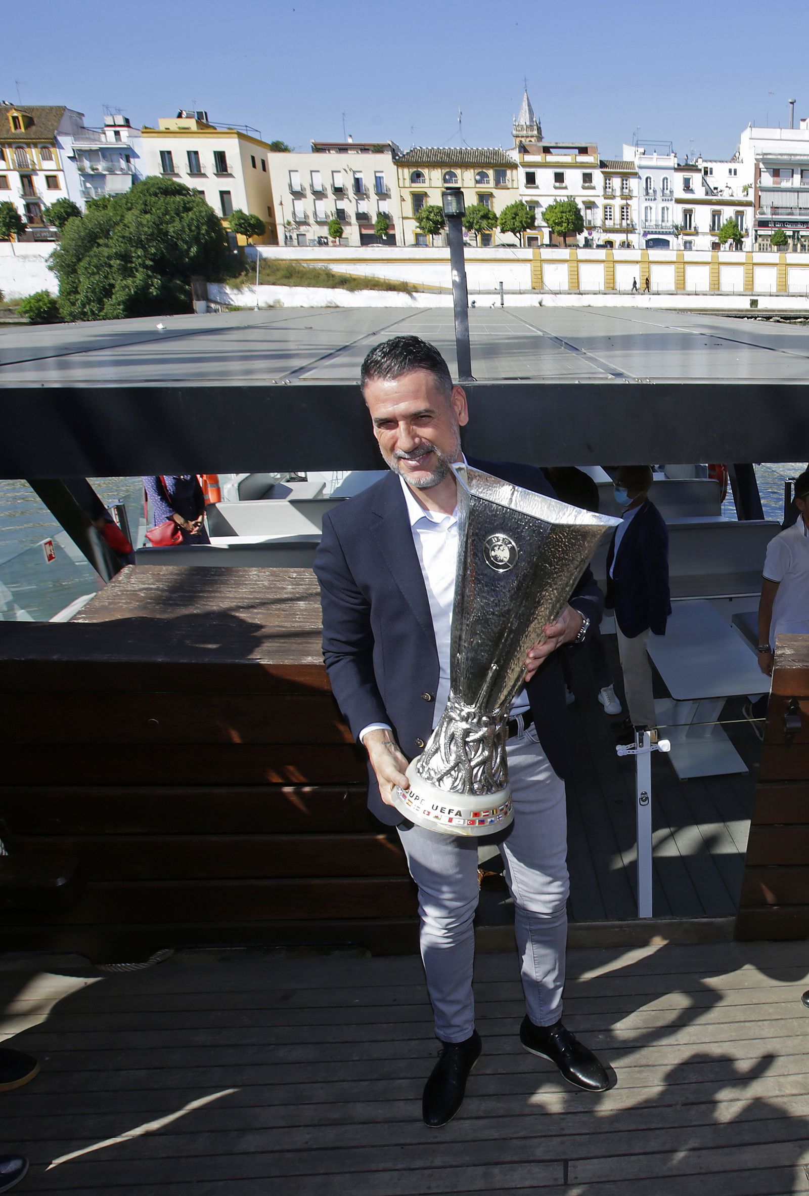 Llegada del trofeo de la UEFA Europa league