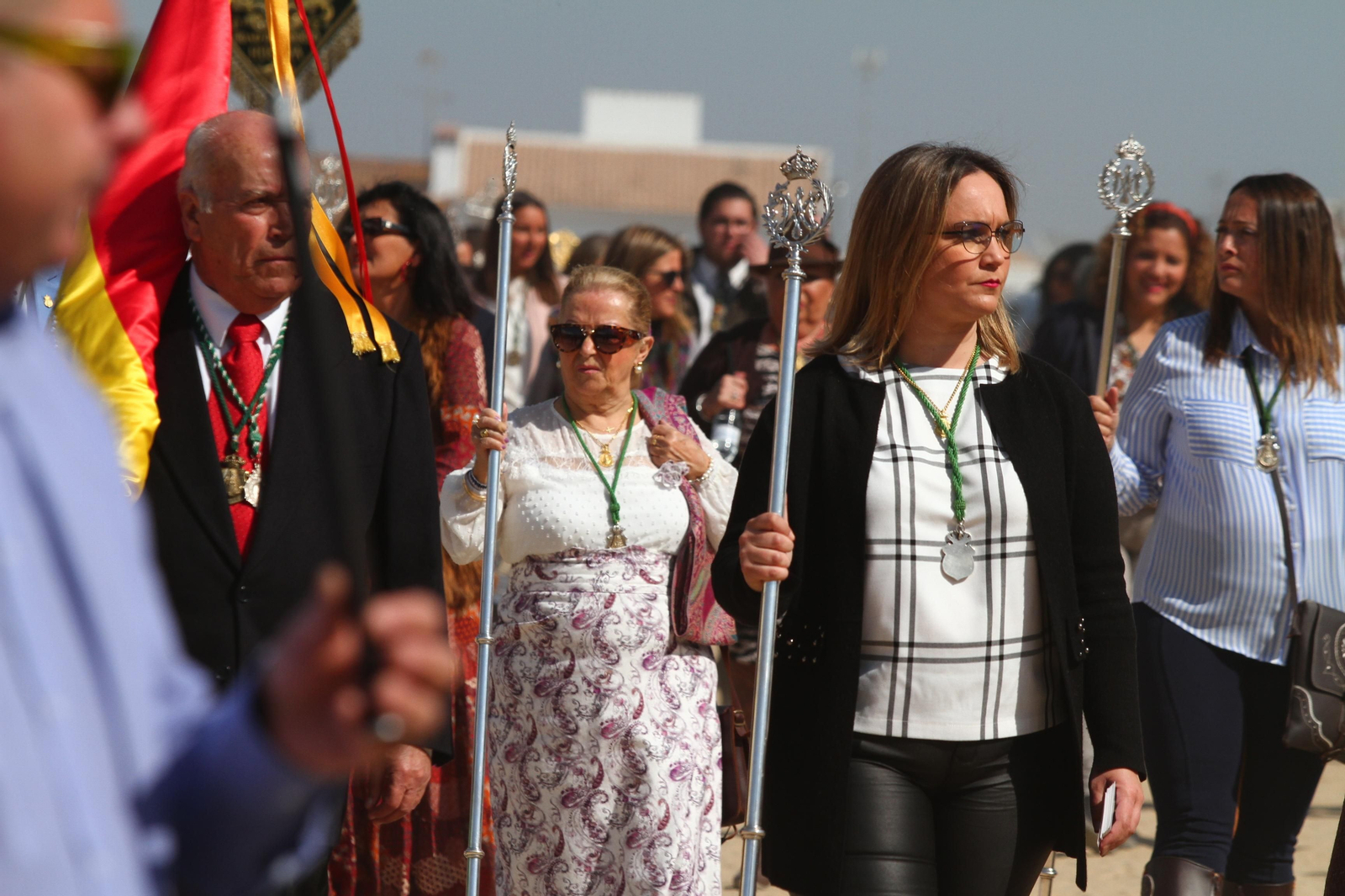 La Hermandad de Huelva se presenta ante la Virgen del Rocío en su peregrinación a la aldea almonteña