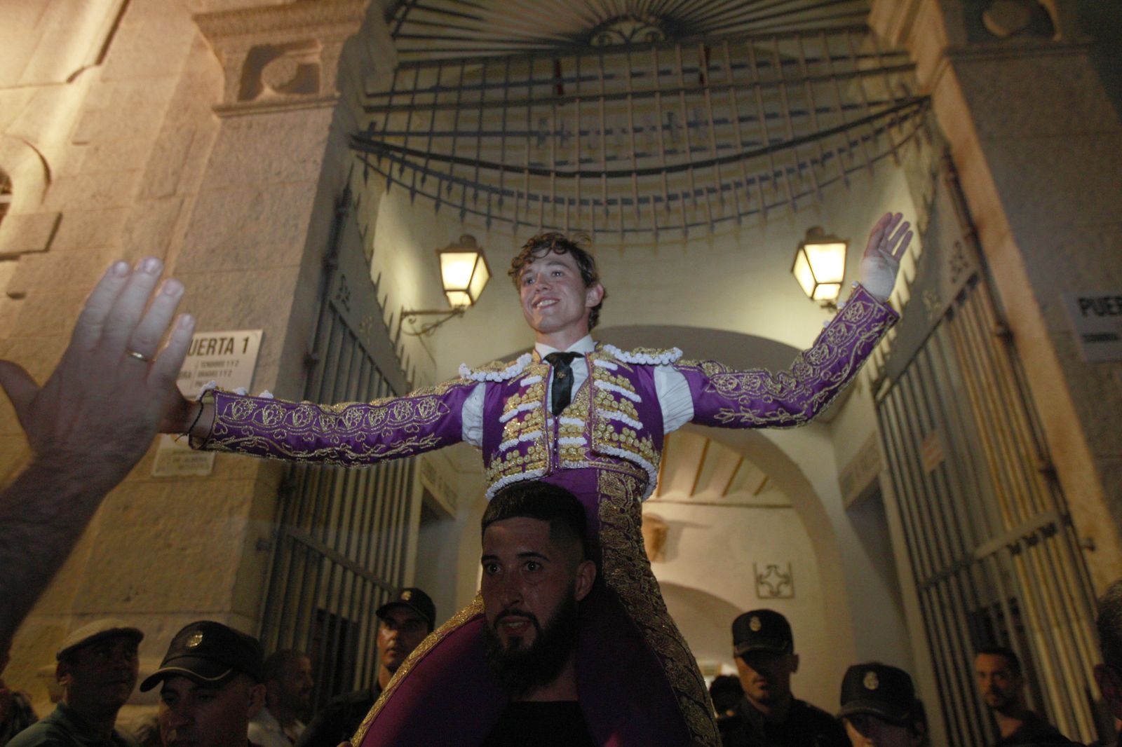 Jorge Martínez sale a hombros de la Plaza de Toros de Almería.