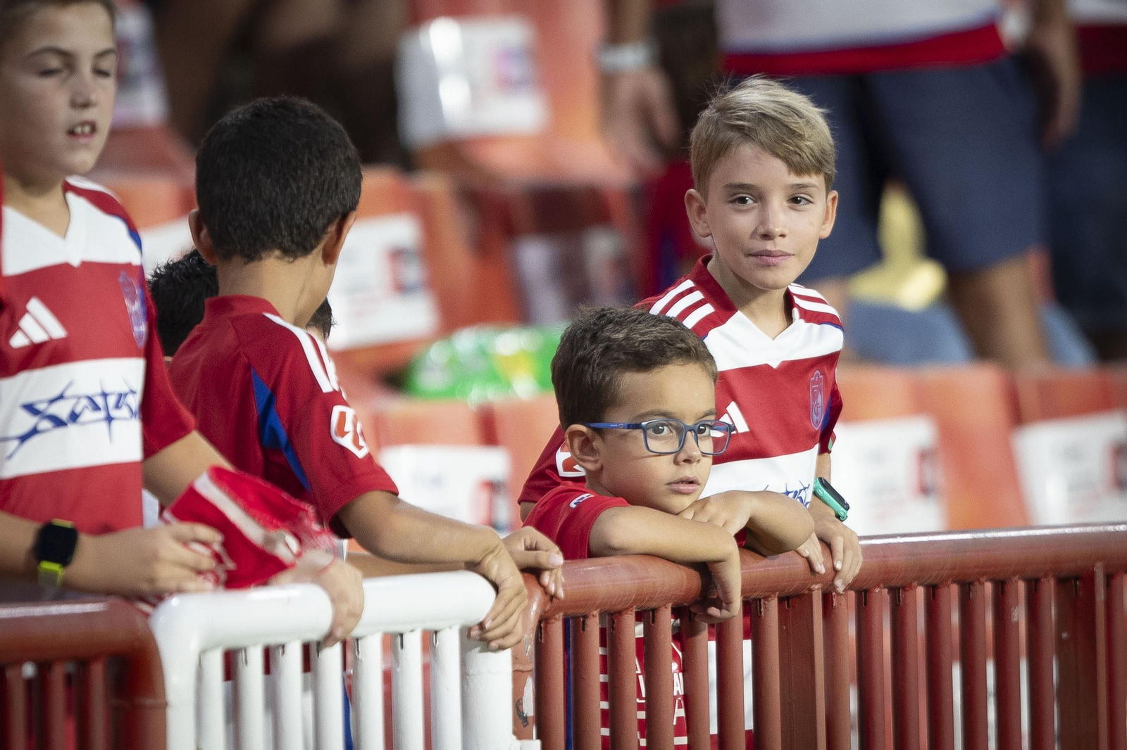 Encuéntrate en la grada de Los Cármenes en el Granada-Leganés
