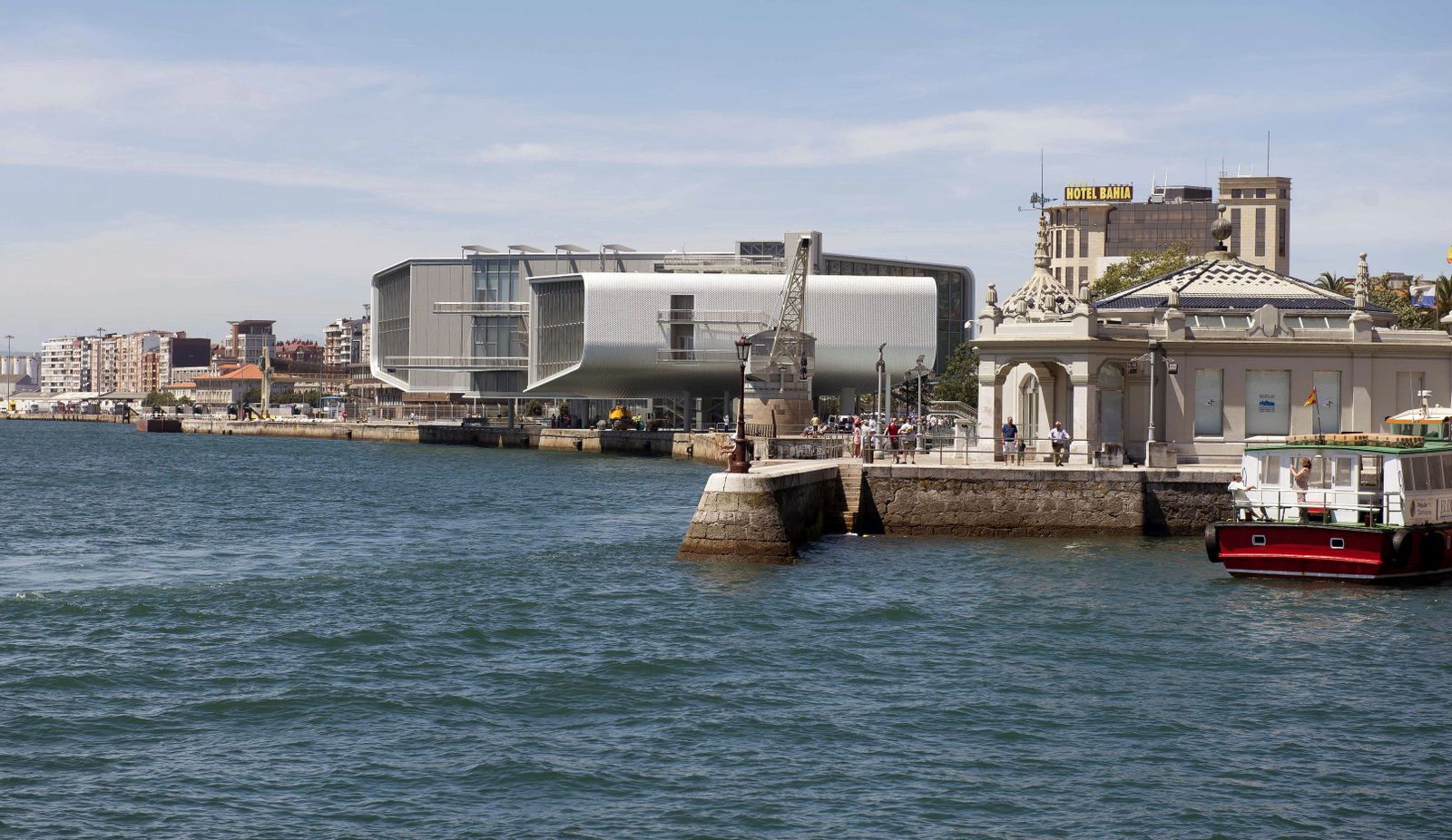 Vista parcial del Puerto de Santander, con el Centro Botín al fondo.