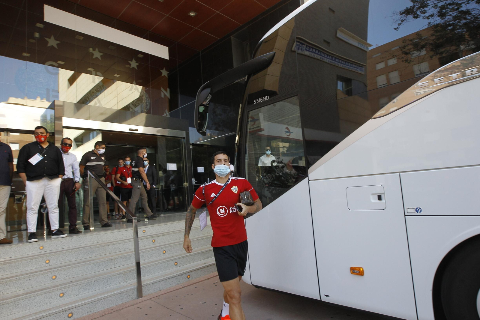 Fotogalería de la afición del Almería antes del partido ante el Girona