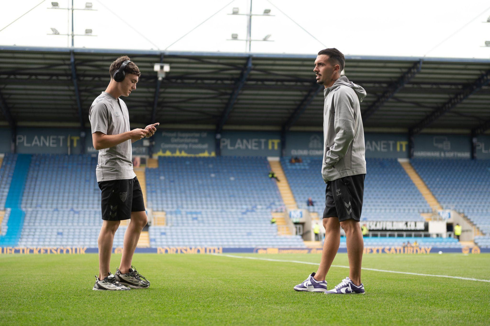 Joaquín y Ochoa contemplan el Kassam Stadium.