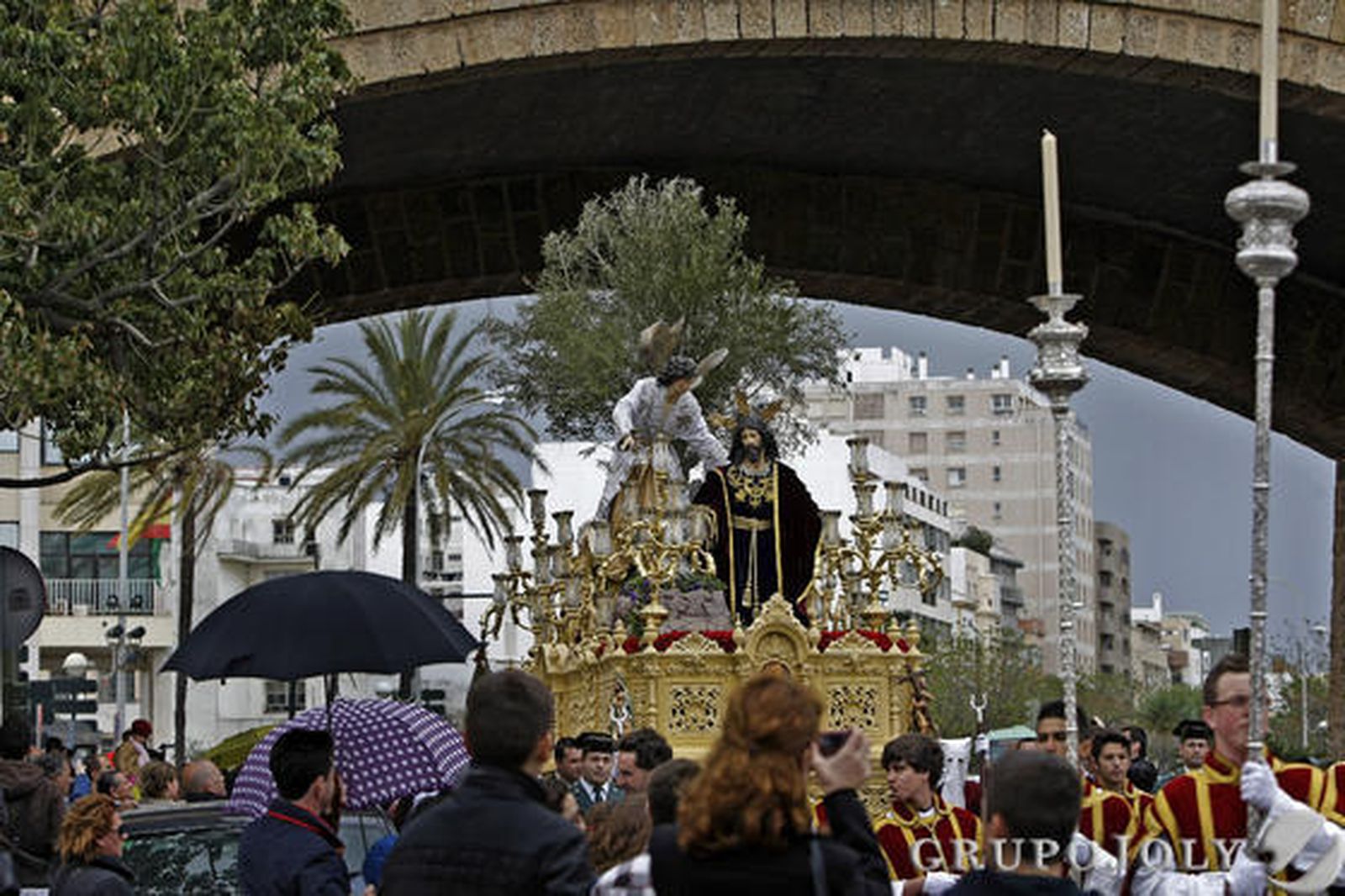 La Oración en el Huerto sale pero se ve obligada a volver a su templo a causa de la lluvia.

Foto: Julio Gonzalez