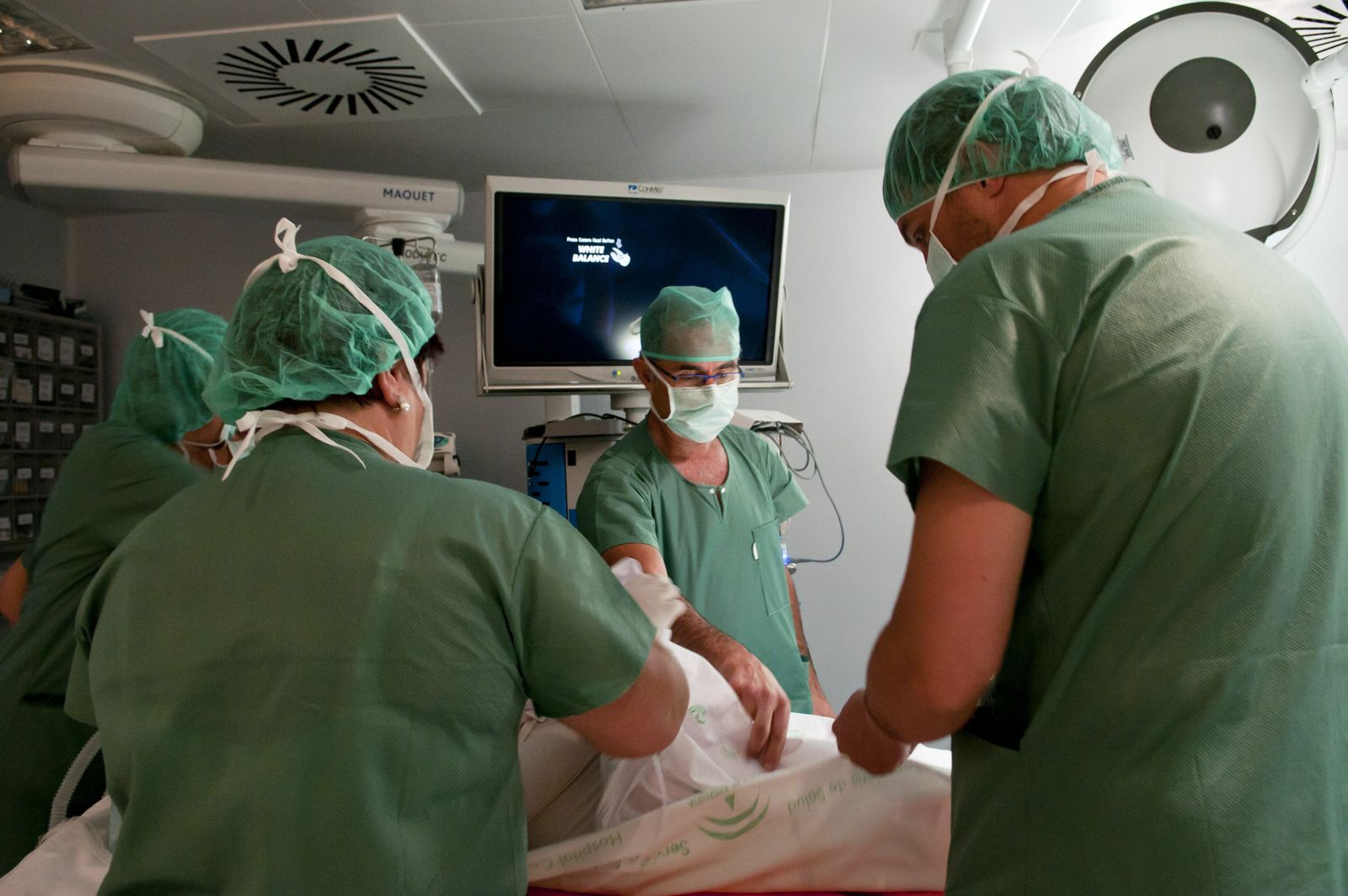 Un equipo de cirujanos atiende a un paciente en un centro hospitalario de Granada.