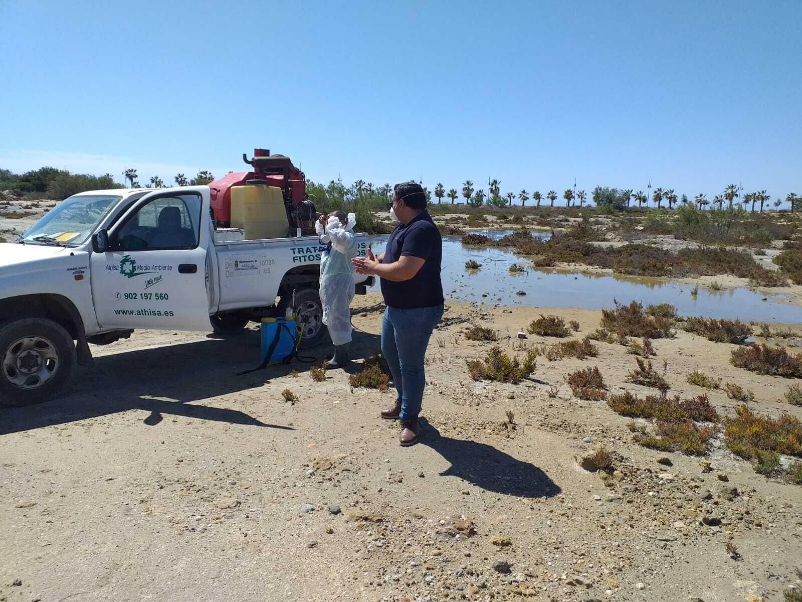 Fumigación en Almerimar, con la presencia del concejal Francisco Pérez.