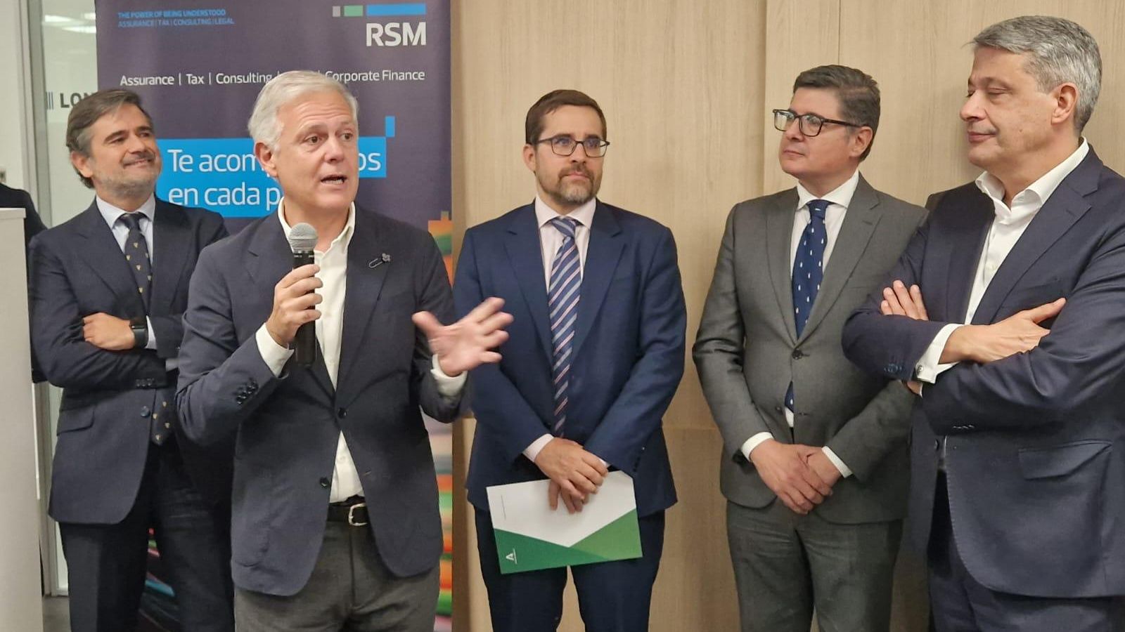 Interviene Josep María Gassó, presidente de RSM en España, en presencia de José Javier Alonso, secretario general de la Consejería de Industria, o Álvaro Pimentel, delegado de Economía del Ayuntamiento de Sevilla. 