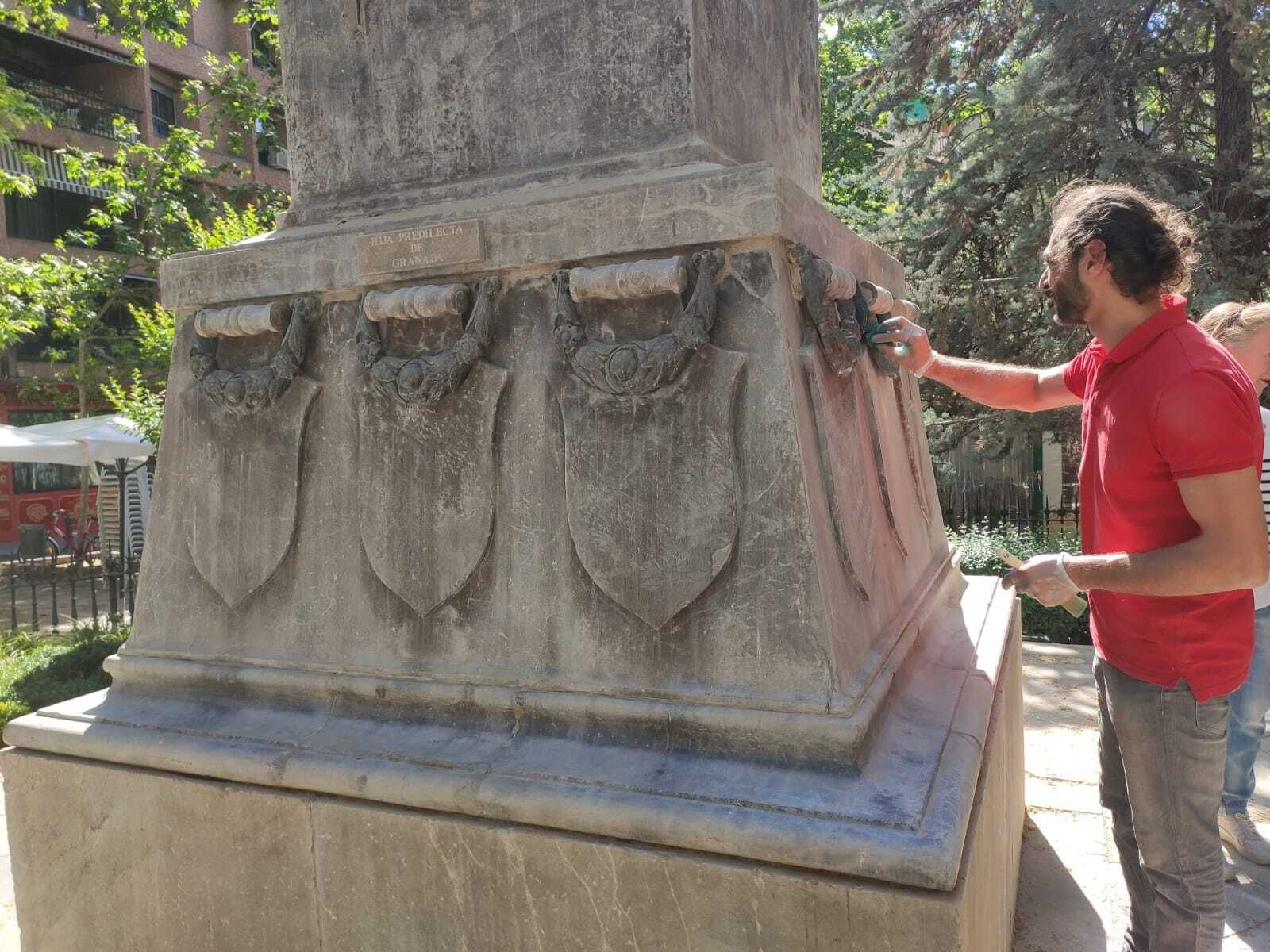 La restauración de la estatua de Mariana Pineda de Granada, en  imágenes