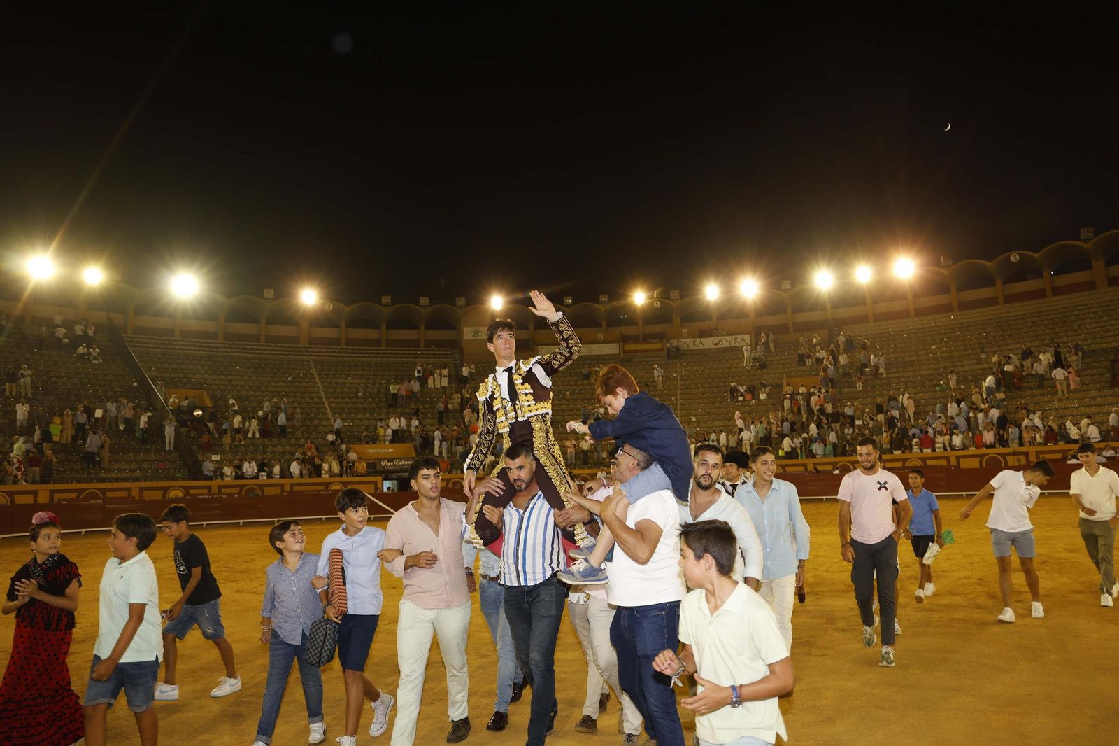 Una decepcionante corrida de Miura con Esaú Fernández a hombros cierra Algeciras