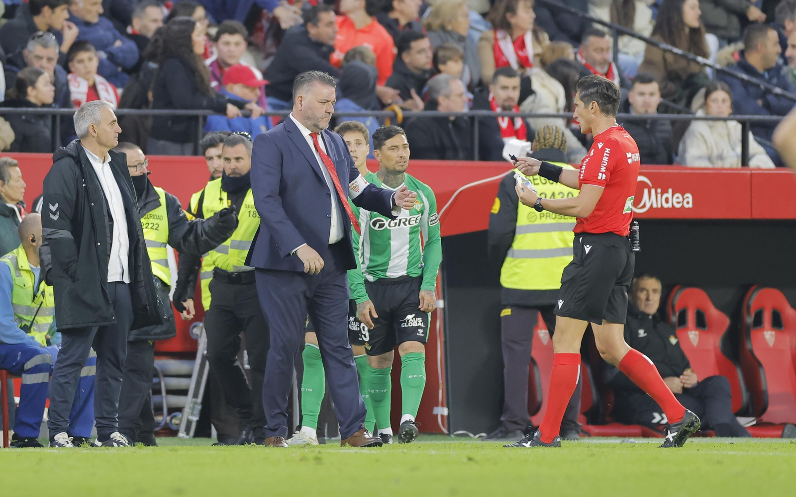 Munuera Montero le entrega al delegado de campo, Pepe Díaz, una botella y un mechero.