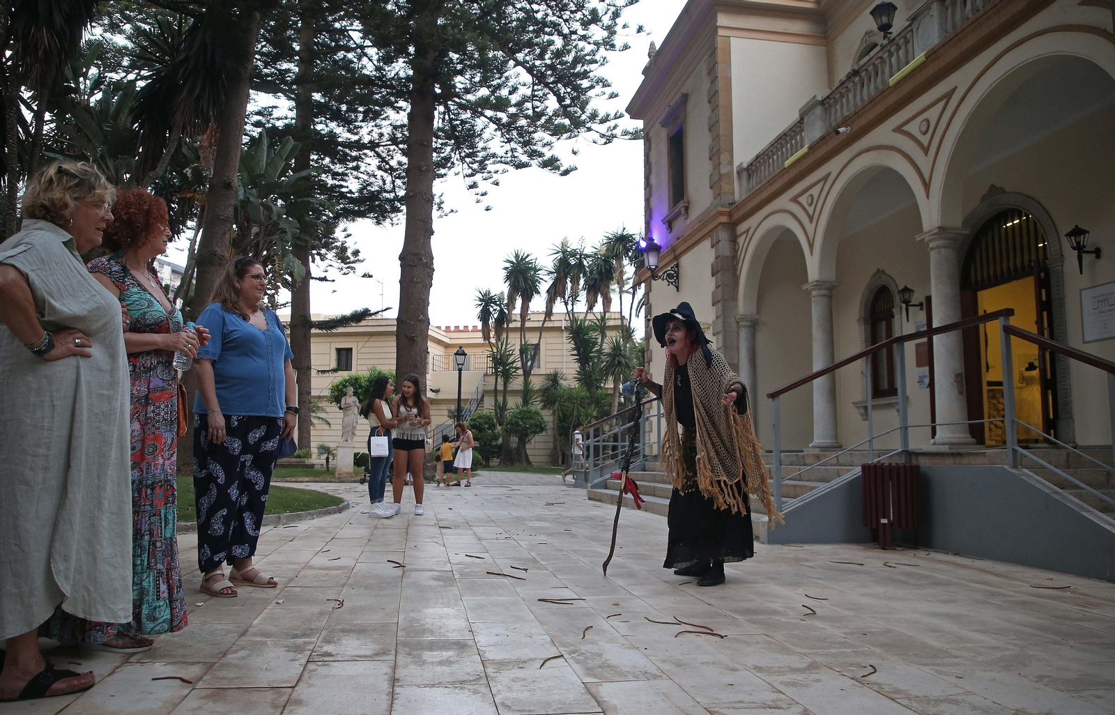 La primera ruta turística teatralizada por el centro de La Línea, en imágenes