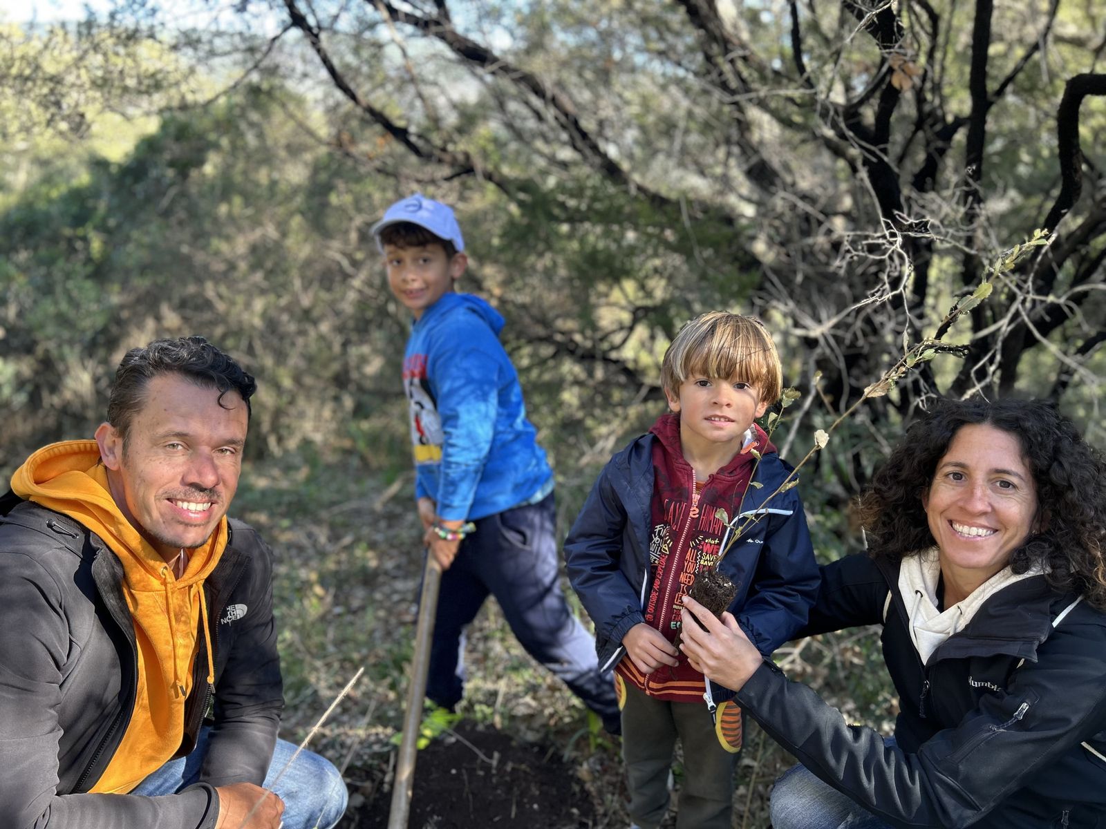 Jornada de reforestación en El Palancar por trabajadores de Acerinox, en imágenes