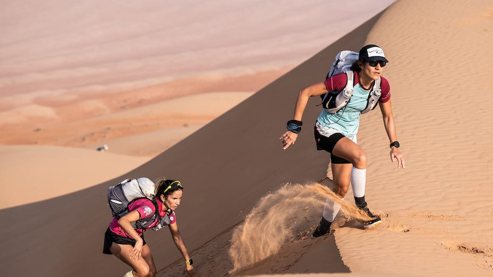 Participantes subiendo por las dunas