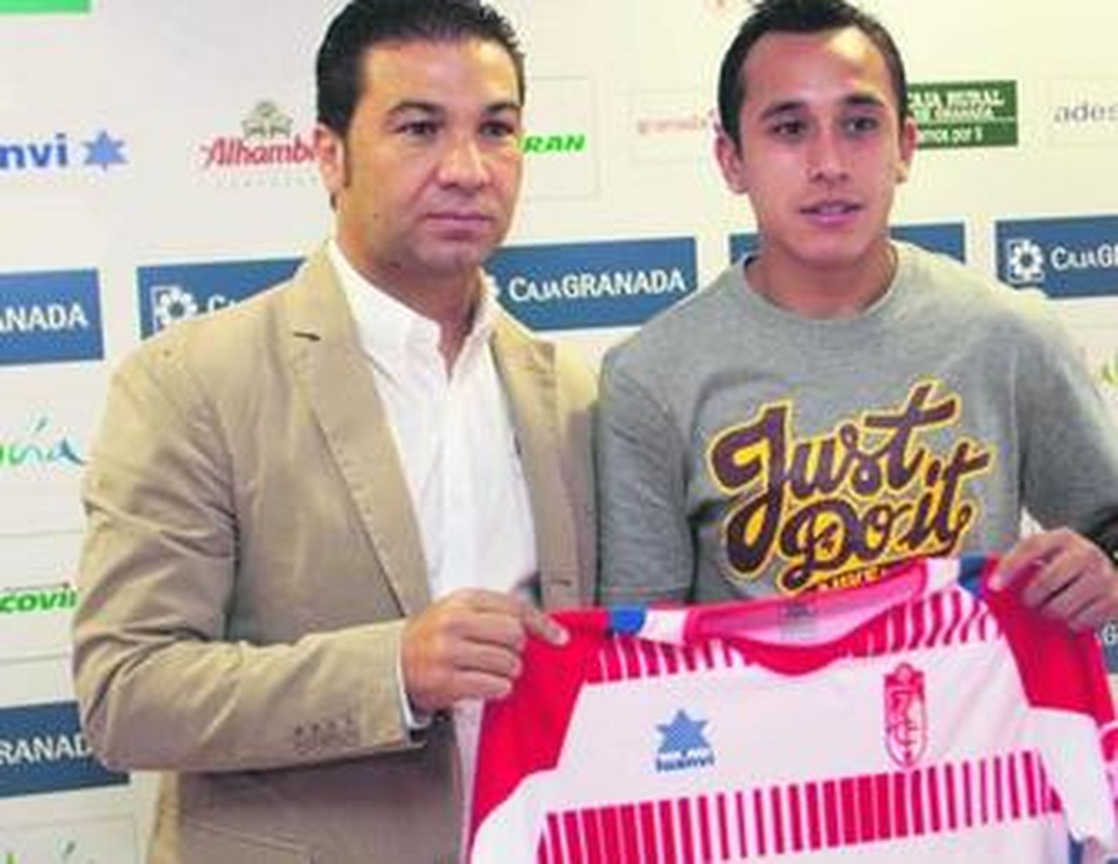 Fabián Orellana posa junto a Cordero con la nueva camiseta del Granada CF.