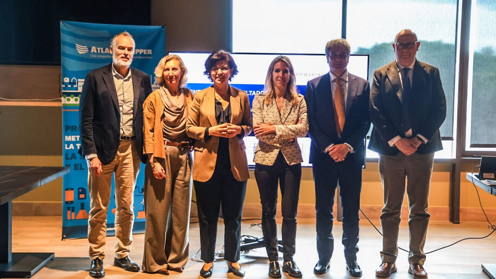 Macarena Gutiérrez, junto a parte del equipo directivo de Atlantic Copper.