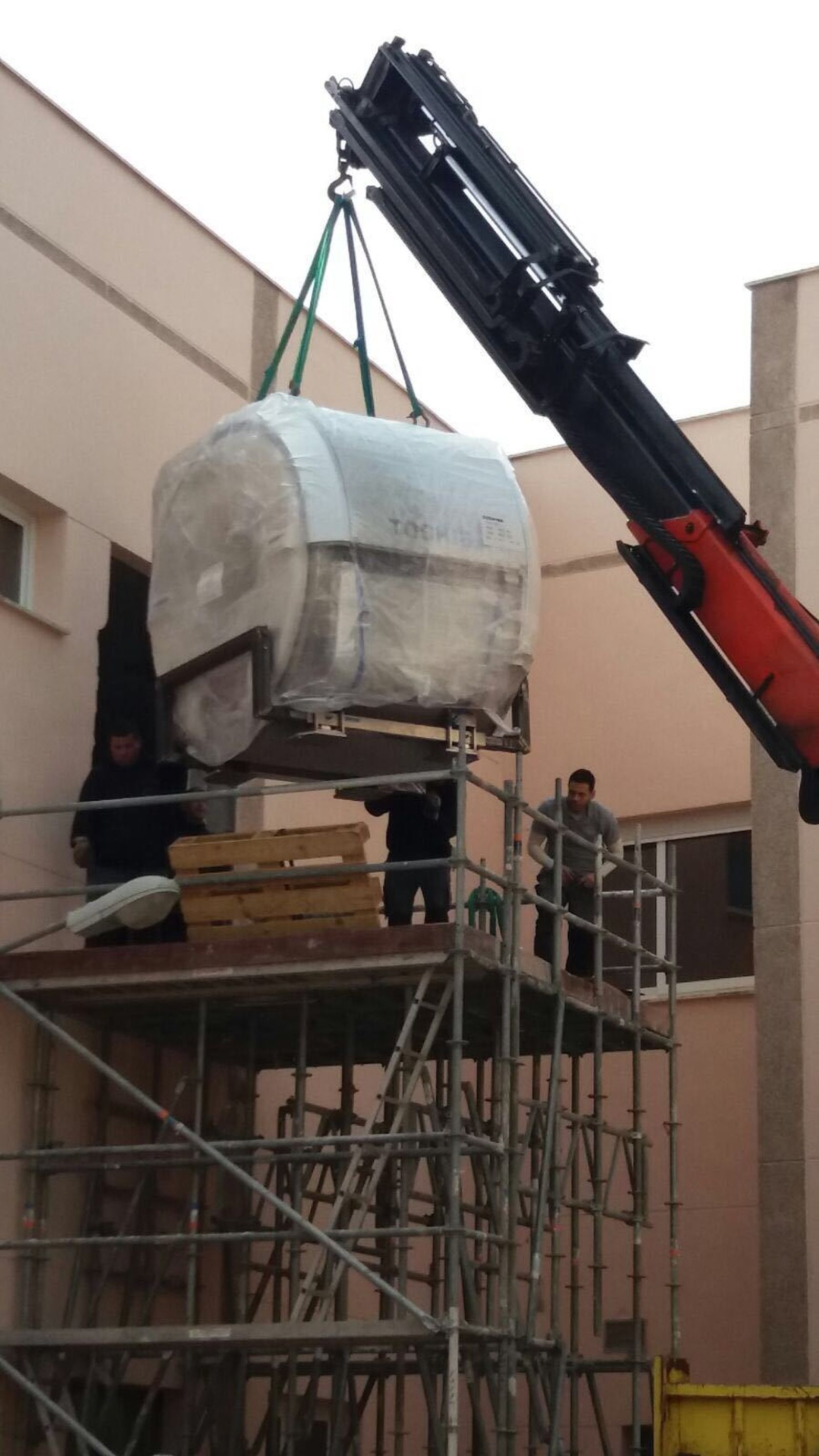Varios operarios metiendo los equipos en el centro hospitalario.
